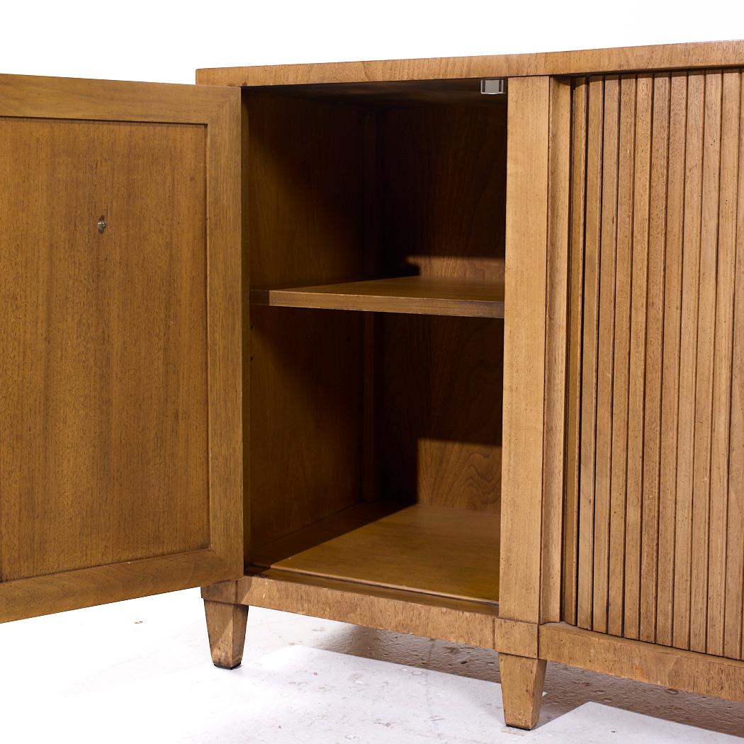 Credenza con anta a tamburo in mogano sbiancato stile Widdicomb della metà del secolo scorso in vendita 1