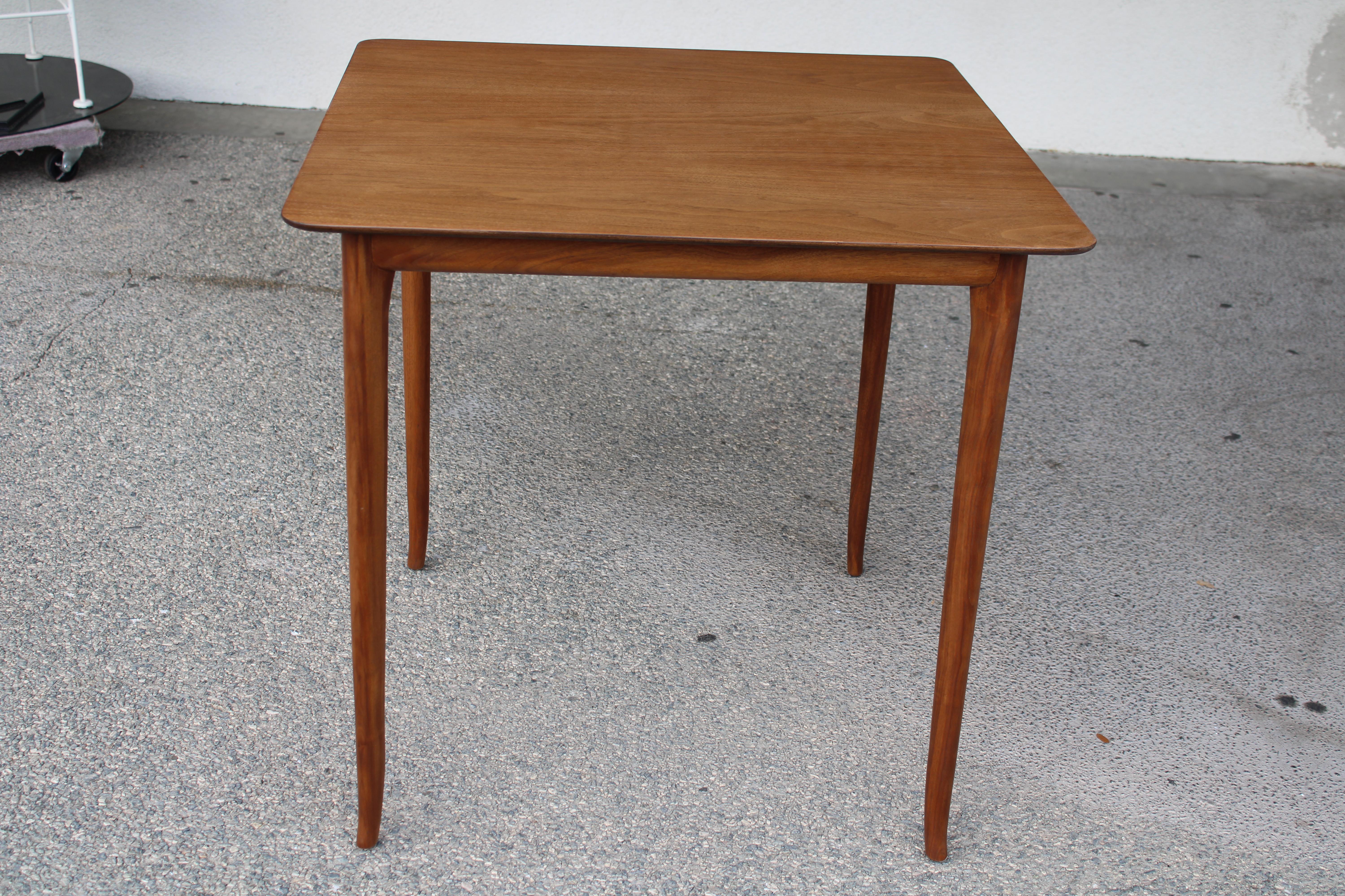 Tisch entworfen von T.H. Robsjohn Gibbings für die Widdicomb Furniture Company. Wir haben den Tisch professionell aufarbeiten lassen. Der Tisch ist 30
