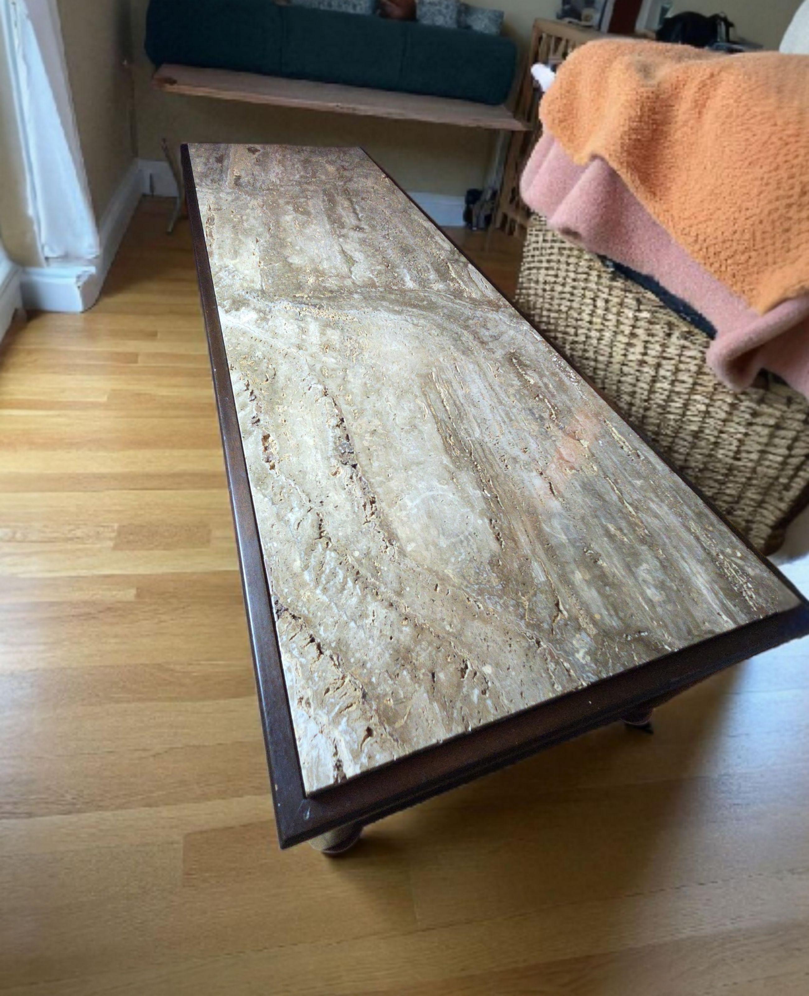 Une élégante et rare table basse à trois tiroirs du milieu du siècle dernier, fabriquée par The Company, datée des années 1960 et conservant son étiquette Widdicomb au pochoir avec le numéro de modèle et la date de fabrication. Le meuble présente un