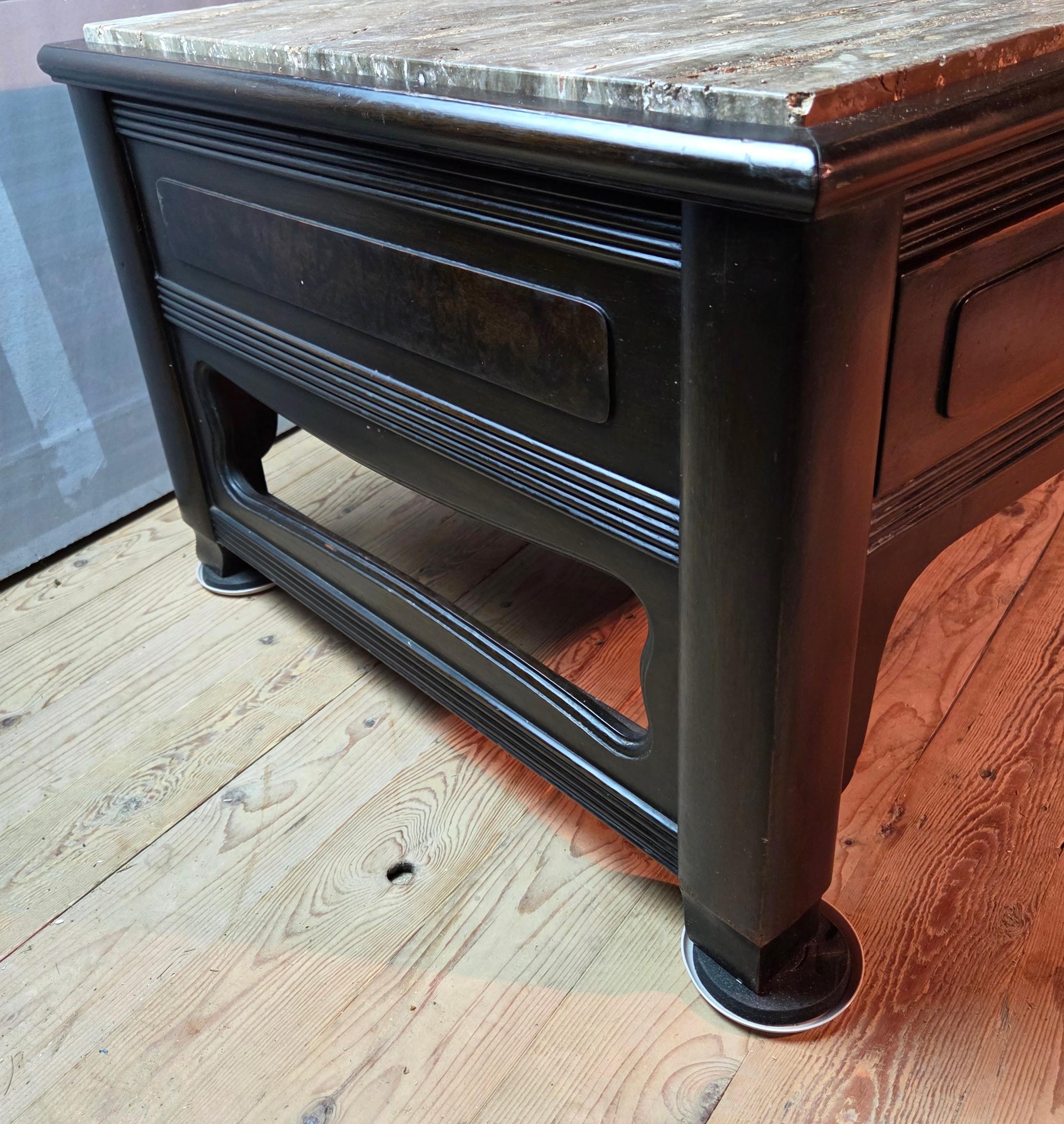 Mid-Century Modern Table basse à trois tiroirs en travertin Widdicomb, 1963 en vente