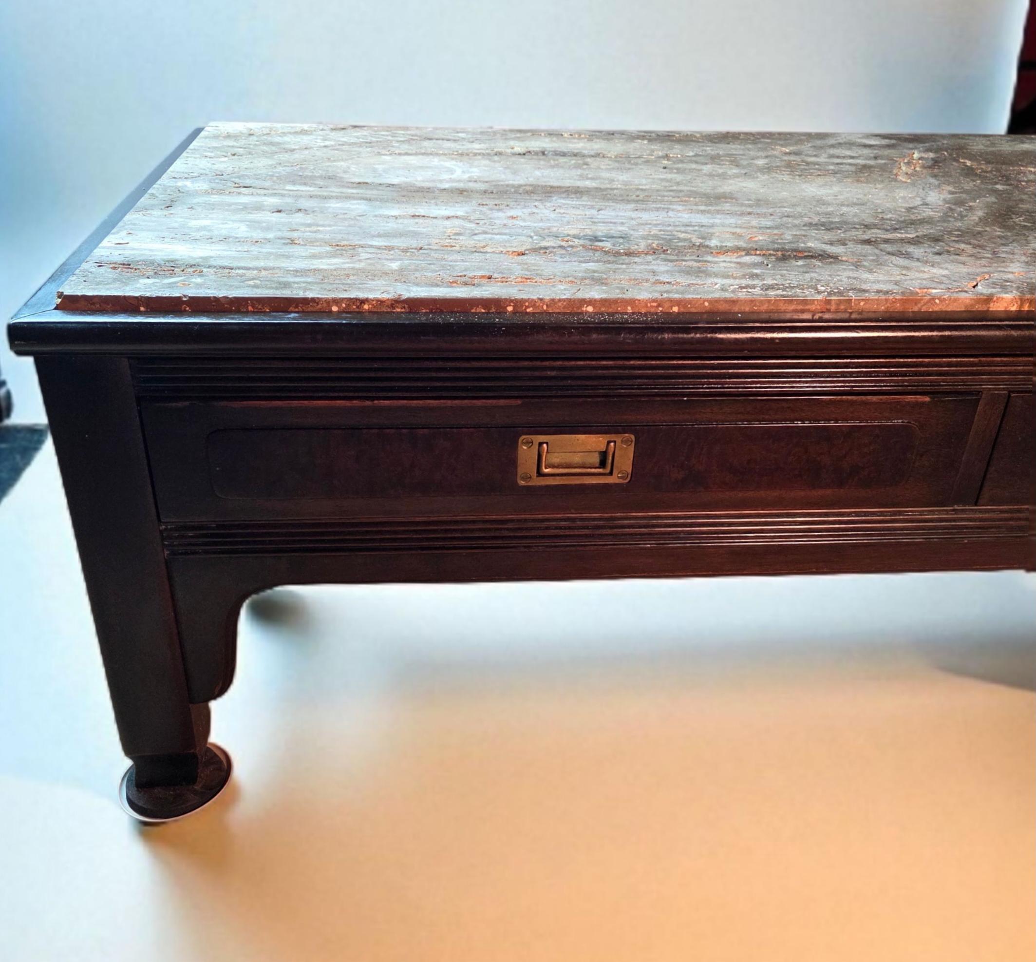 Américain Table basse à trois tiroirs en travertin Widdicomb, 1963 en vente