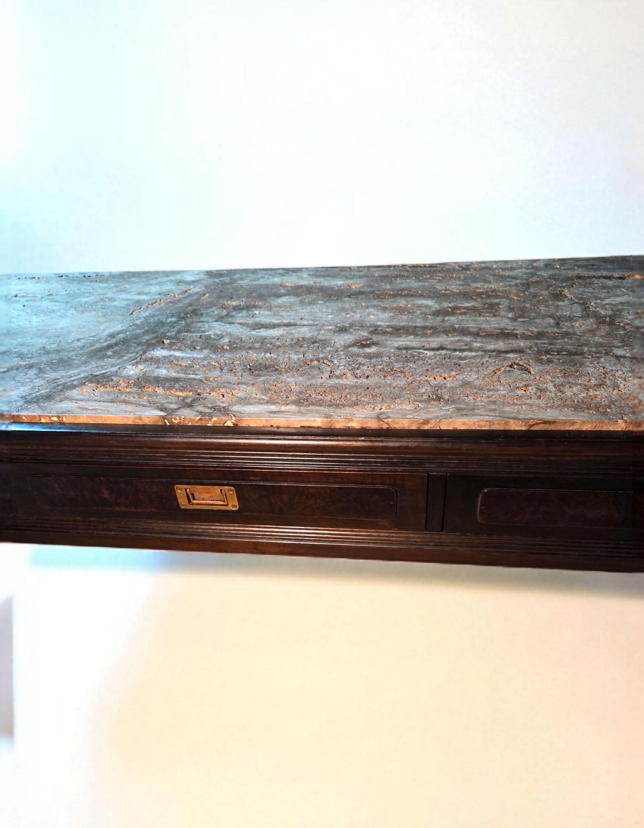 Fait main Table basse à trois tiroirs en travertin Widdicomb, 1963 en vente