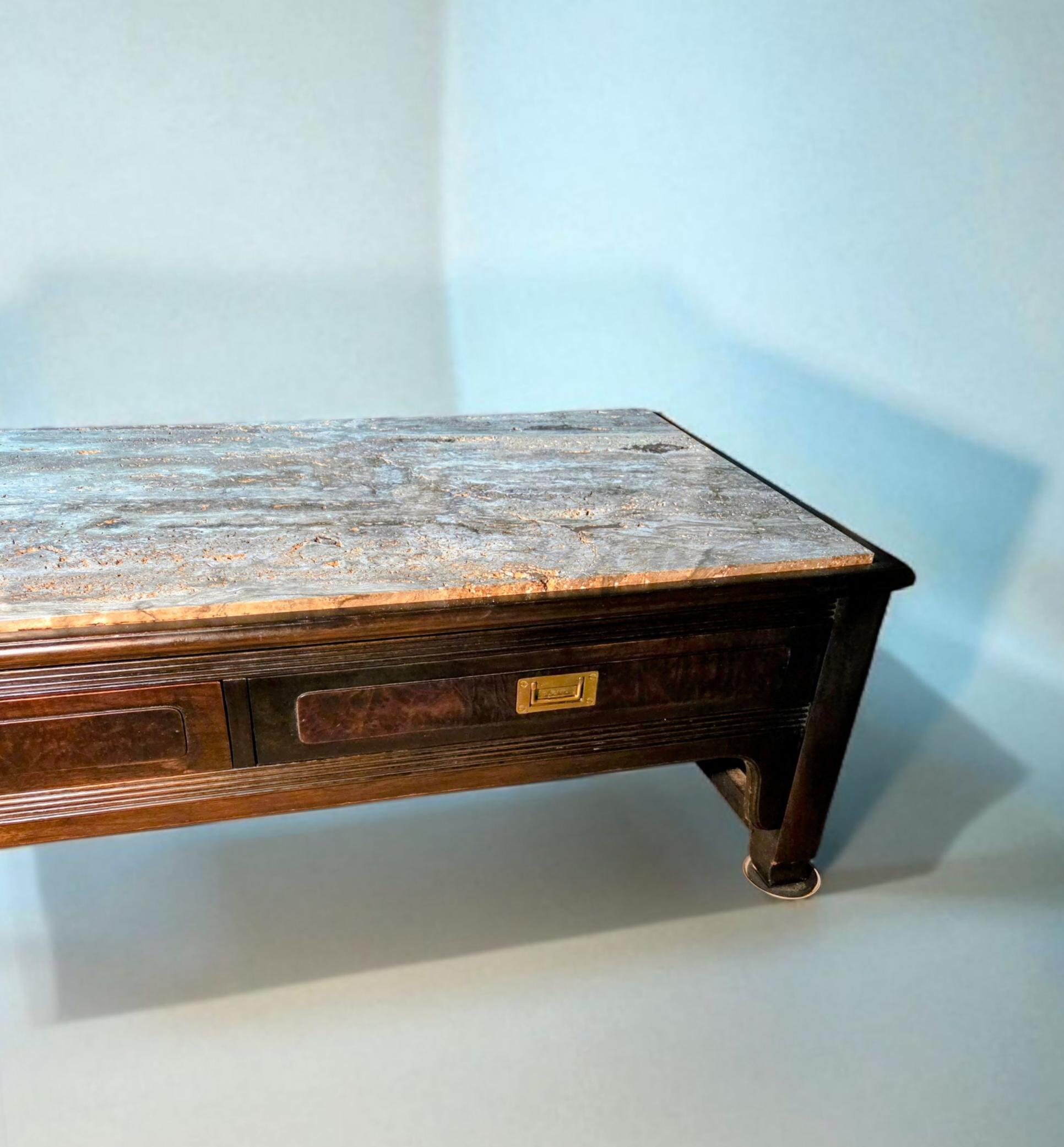 Table basse à trois tiroirs en travertin Widdicomb, 1963 Bon état - En vente à Camden, ME