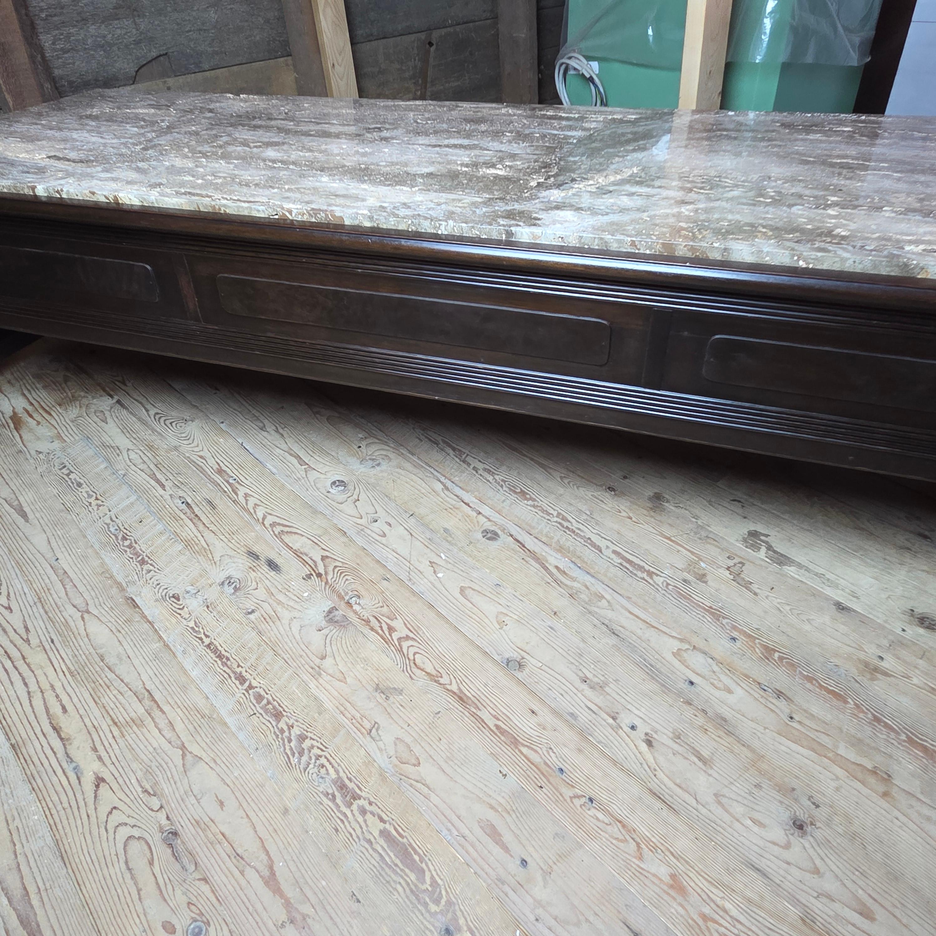 20ième siècle Table basse à trois tiroirs en travertin Widdicomb, 1963 en vente