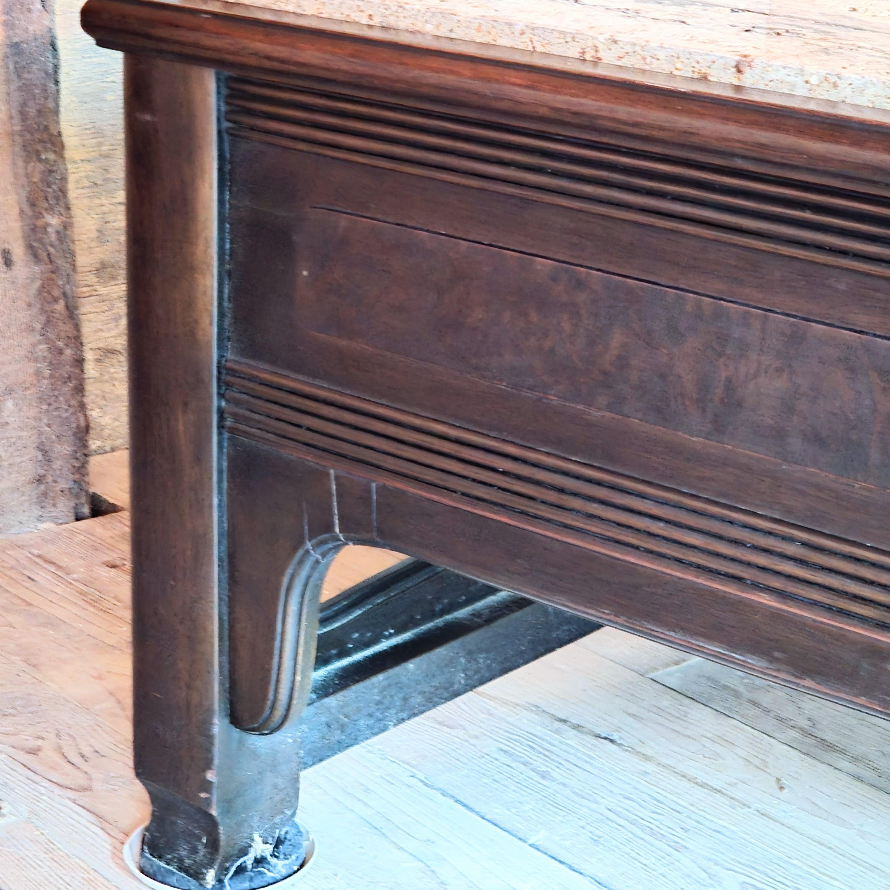 Table basse à trois tiroirs en travertin Widdicomb, 1963 en vente 1