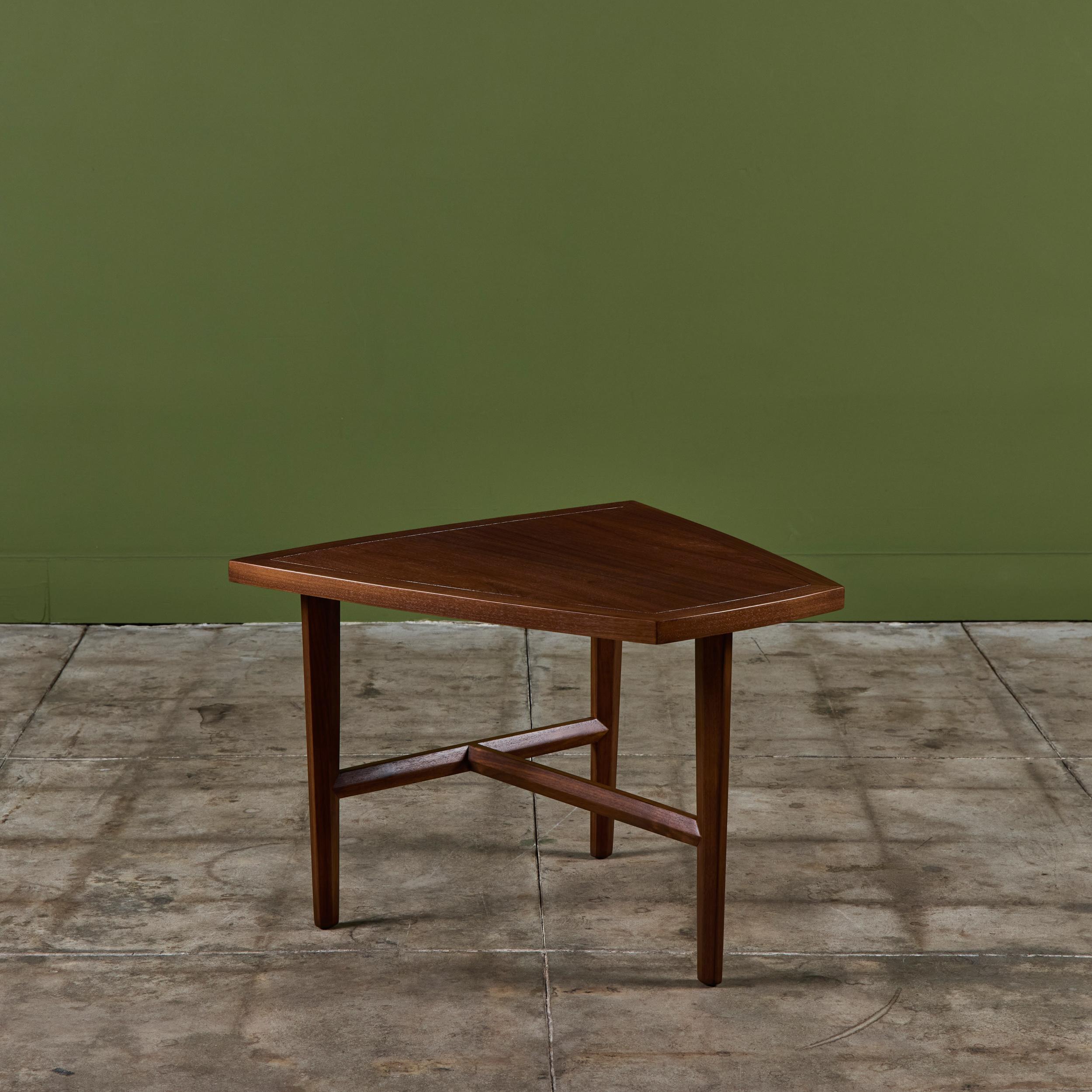 Mid-Century moderno Tavolino trapezoidale Widdicomb in vendita