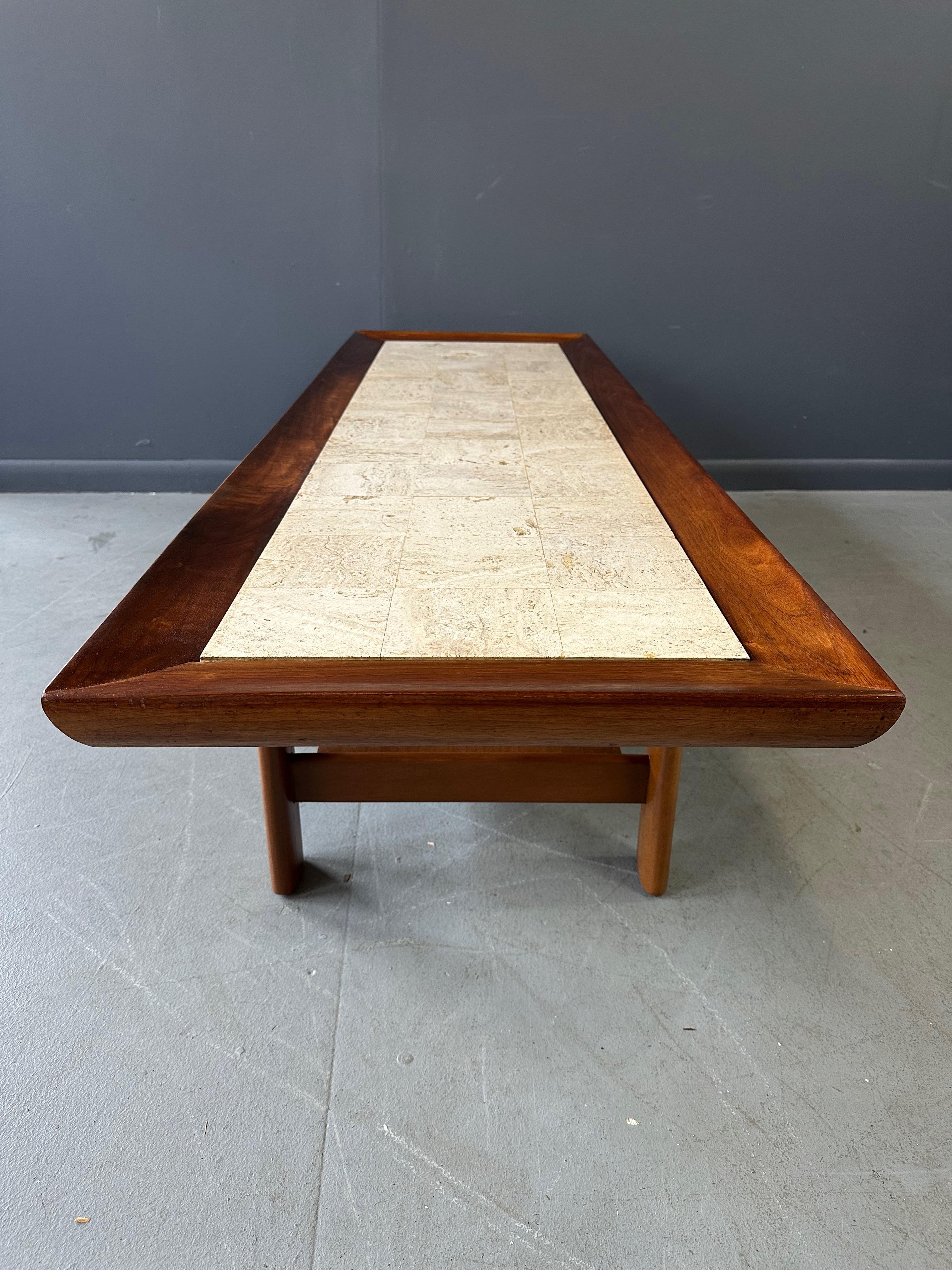 Realizzato con grande maestria in una splendida combinazione di travertino e noce, il tavolino Widdicomb disegnato da Dale Ford Mid Century emana un'eleganza senza tempo. Migliora il tuo spazio abitativo con questo pezzo forte che unisce