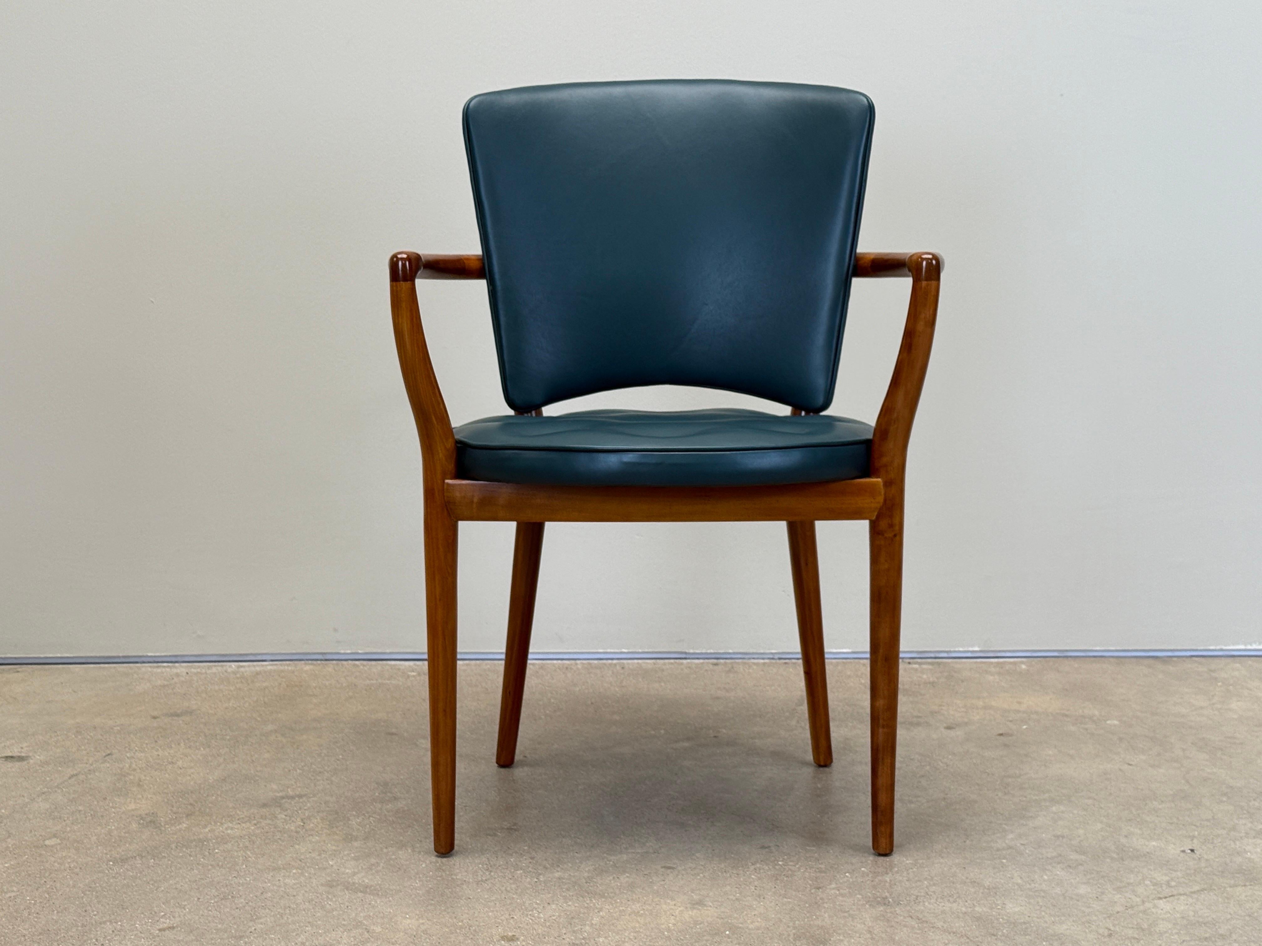 Chaise de bureau sculpturale en noyer avec revêtement en cuir par Widdicomb. 