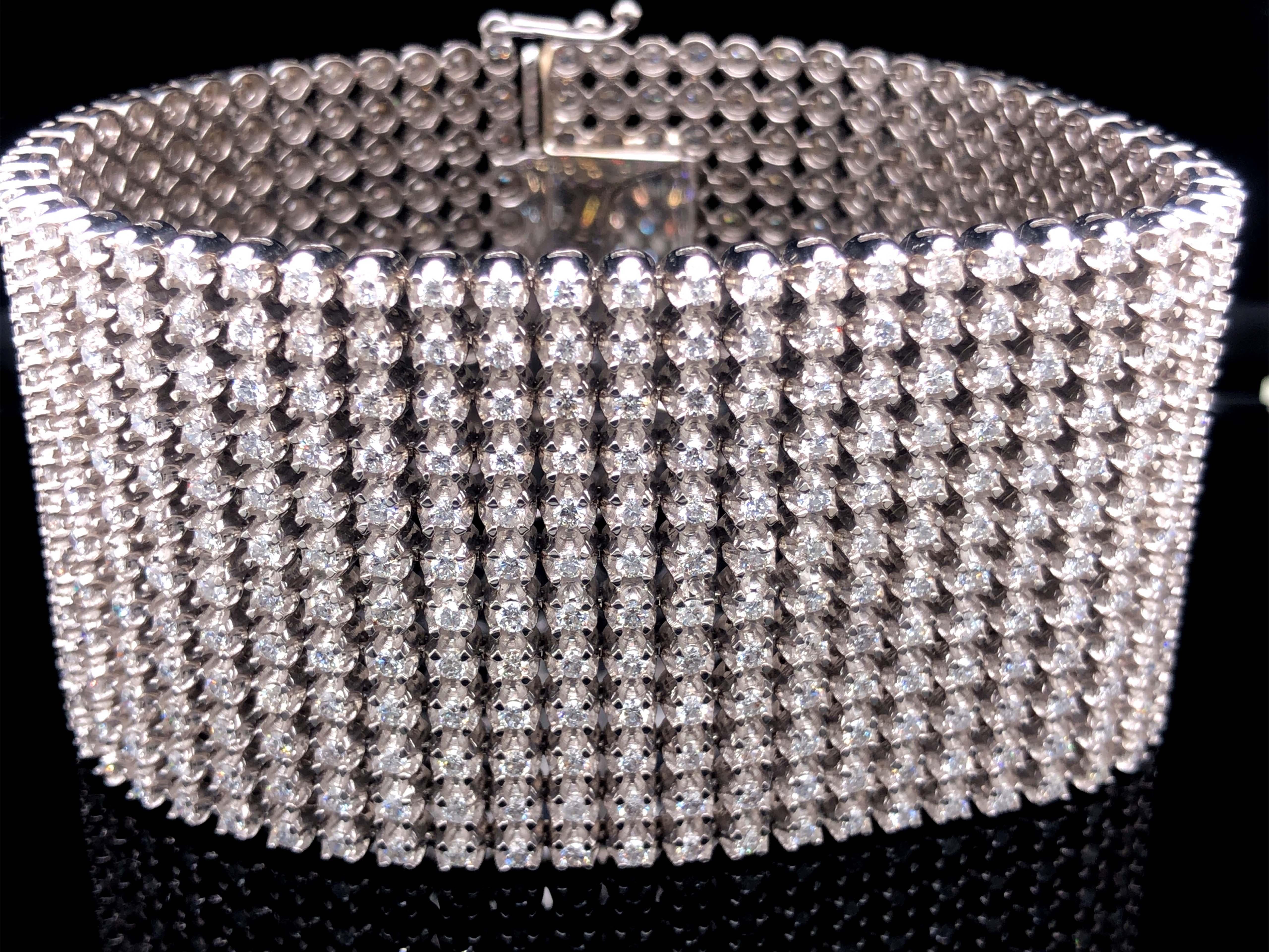 Breites 12-reihiges Diamantarmband, 20 Karat, 672 Diamanten, 18 Karat Weißgold (Moderne) im Angebot
