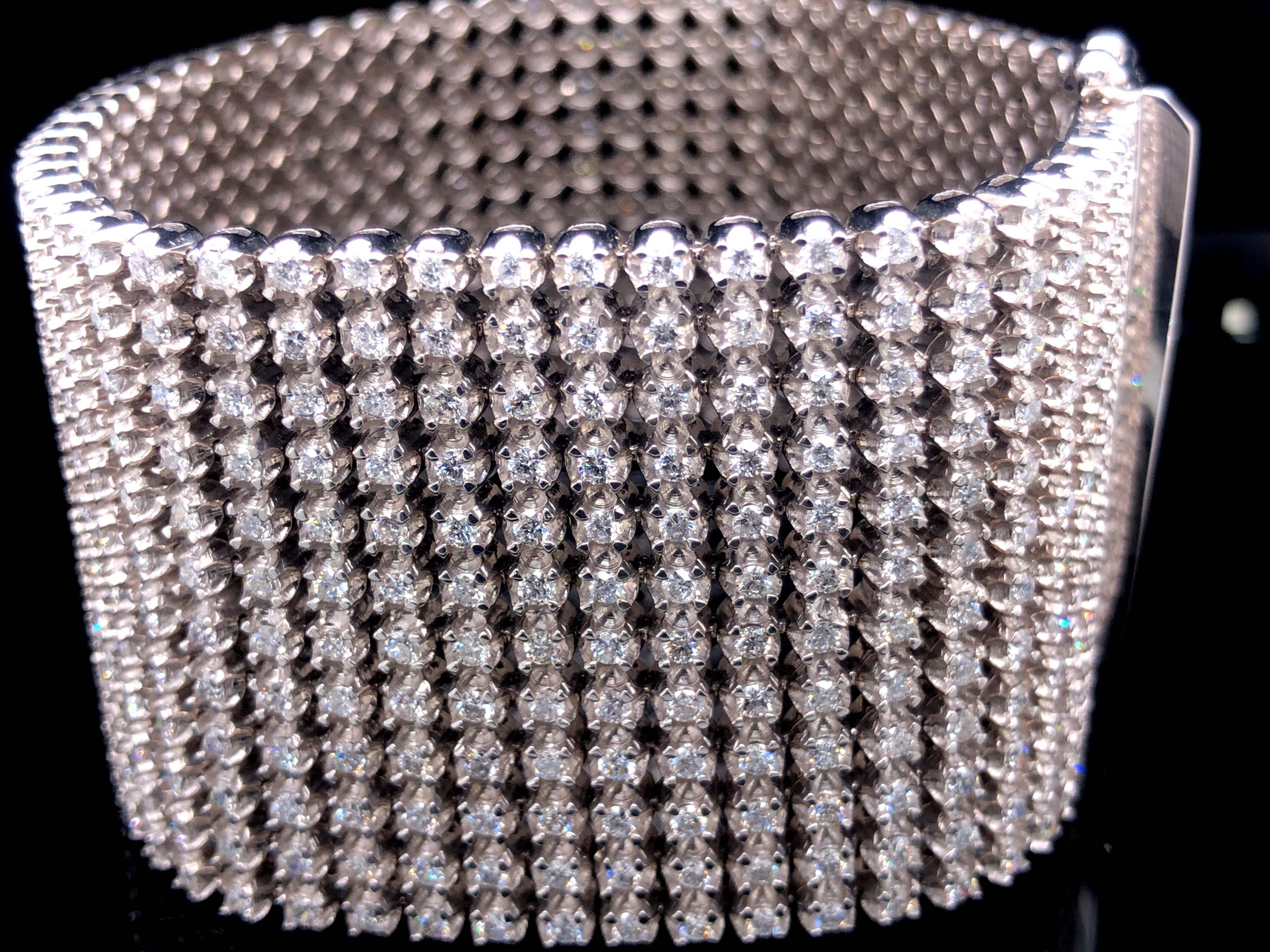 Breites 12-reihiges Diamantarmband, 20 Karat, 672 Diamanten, 18 Karat Weißgold im Zustand „Hervorragend“ im Angebot in Honolulu, HI