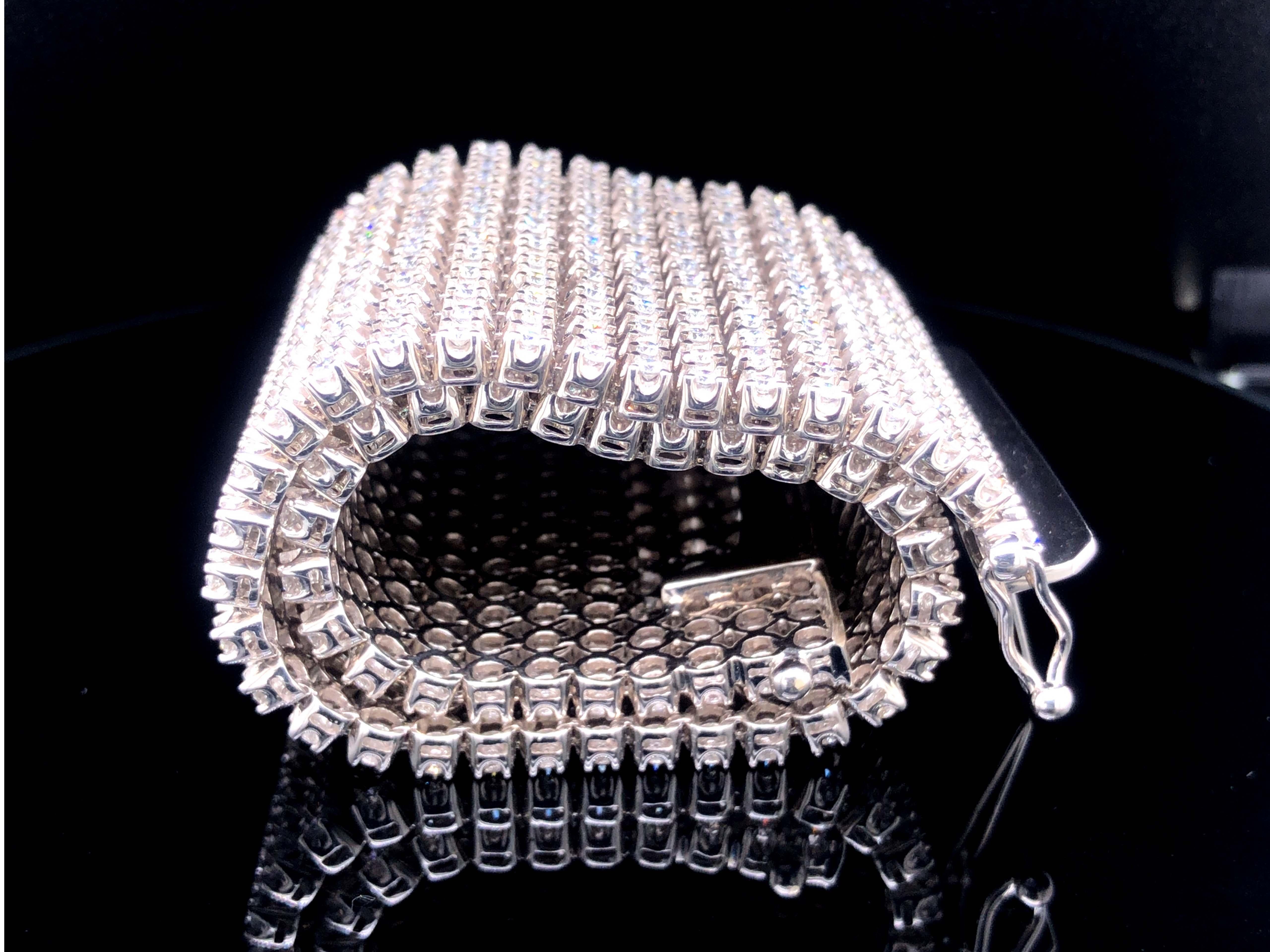 Wide 12-Row Diamond Bracelet, 20 Carat, 672 Diamonds, 18 Karat White Gold For Sale 1