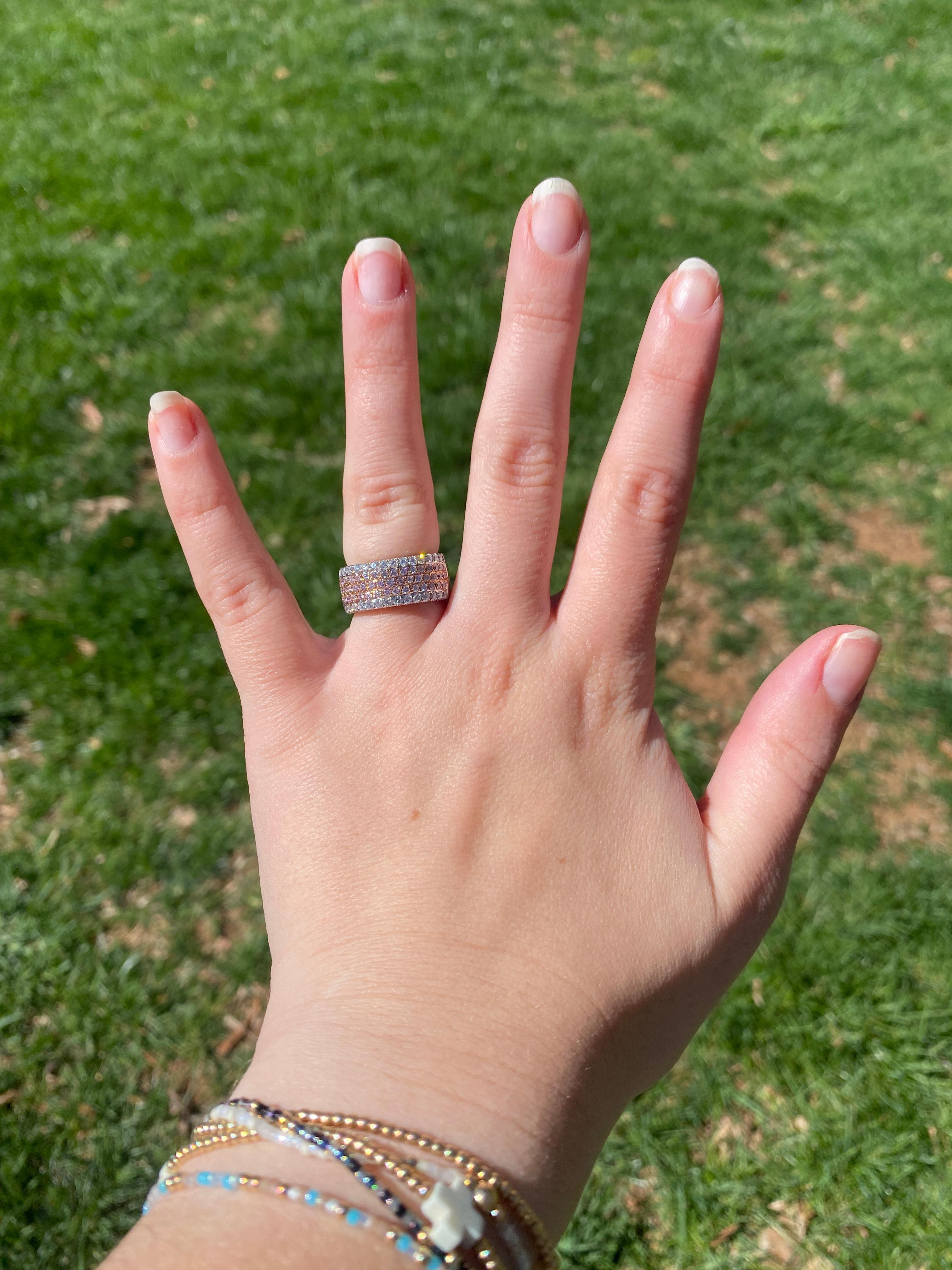 Anillo ancho con pavé de diamantes rosa de 1,26 ctw, oro blanco y rosa de 18k, talla 6 en venta 1