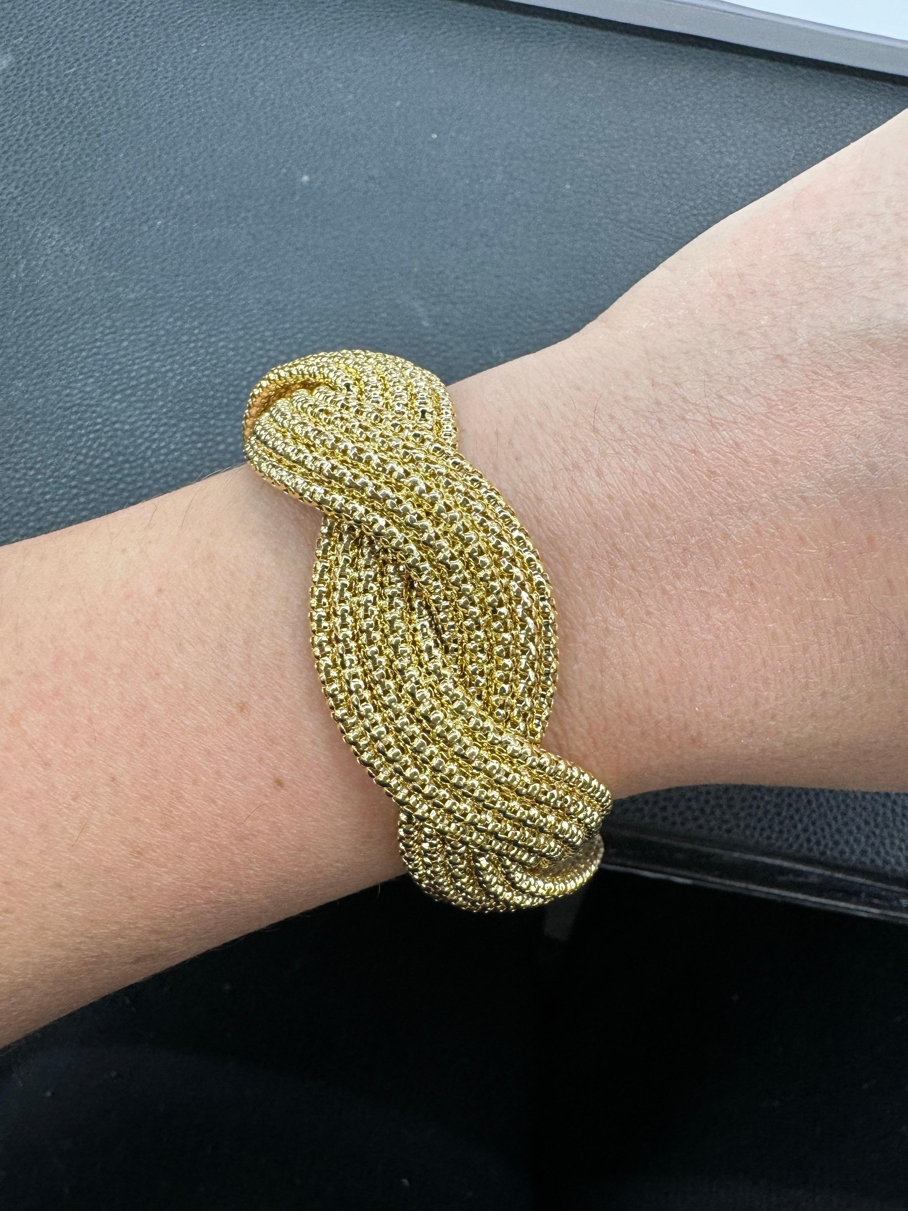 Breites geflochtenes 14 Karat Gelbgold geflochtenes Armband mit geflochtenem Motiv 38.2 Gramm 8,13 Zoll im Zustand „Hervorragend“ im Angebot in New York, NY