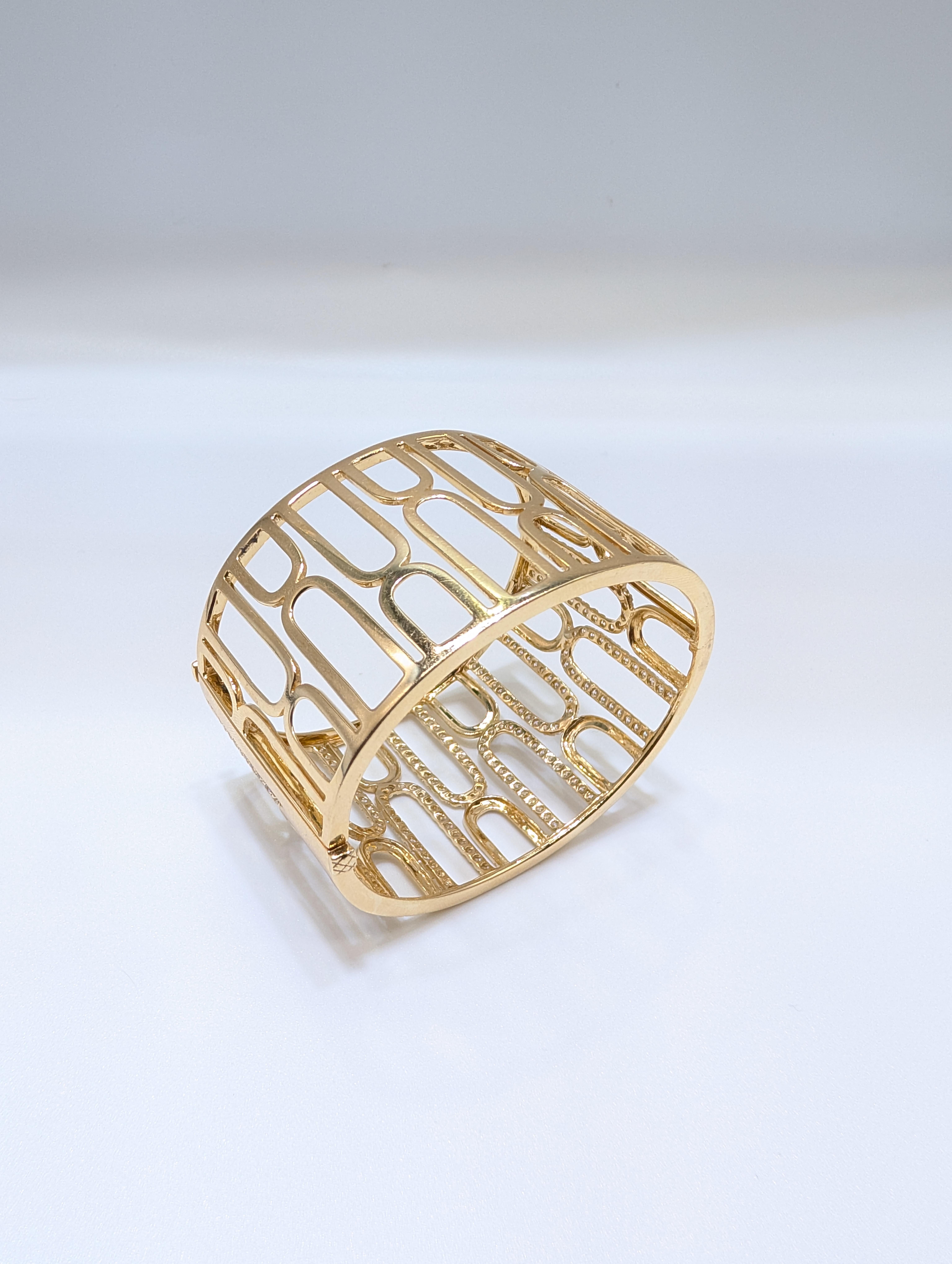 Bracelet en or jaune 14K avec diamants - Une pièce unique

Fabriqué en or jaune 14 carats luxueux, ce bracelet exquis affiche une largeur audacieuse de 1,5 pouce et un poids substantiel d'un peu plus de 47 grammes. Ornée de 225 diamants ronds de
