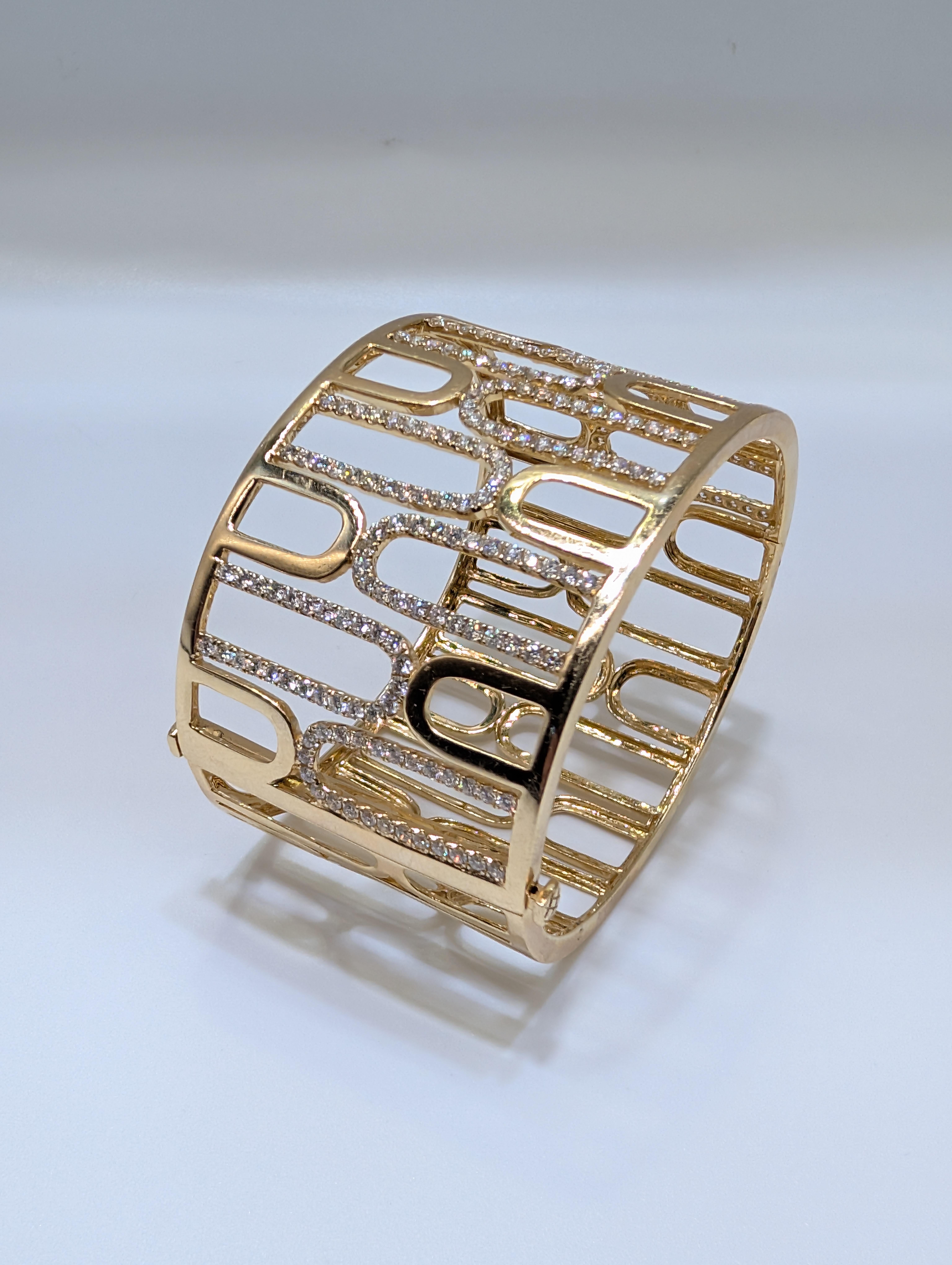 Bracelet jonc large en or jaune 14 carats avec 5,37 carats de diamants naturels de taille ronde Neuf - En vente à New York, US