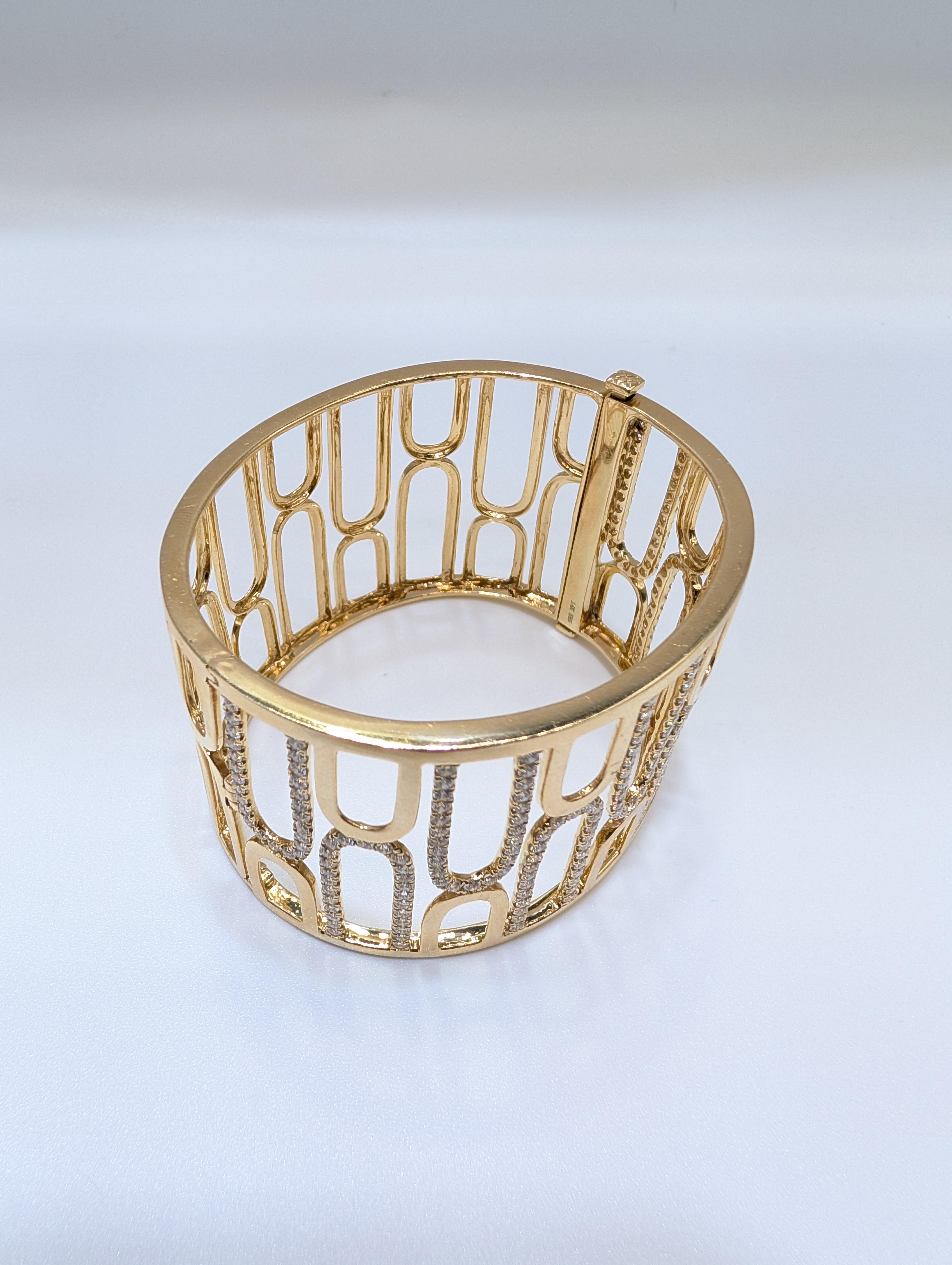 Bracelet jonc large en or jaune 14 carats avec 5,37 carats de diamants naturels de taille ronde Pour femmes en vente