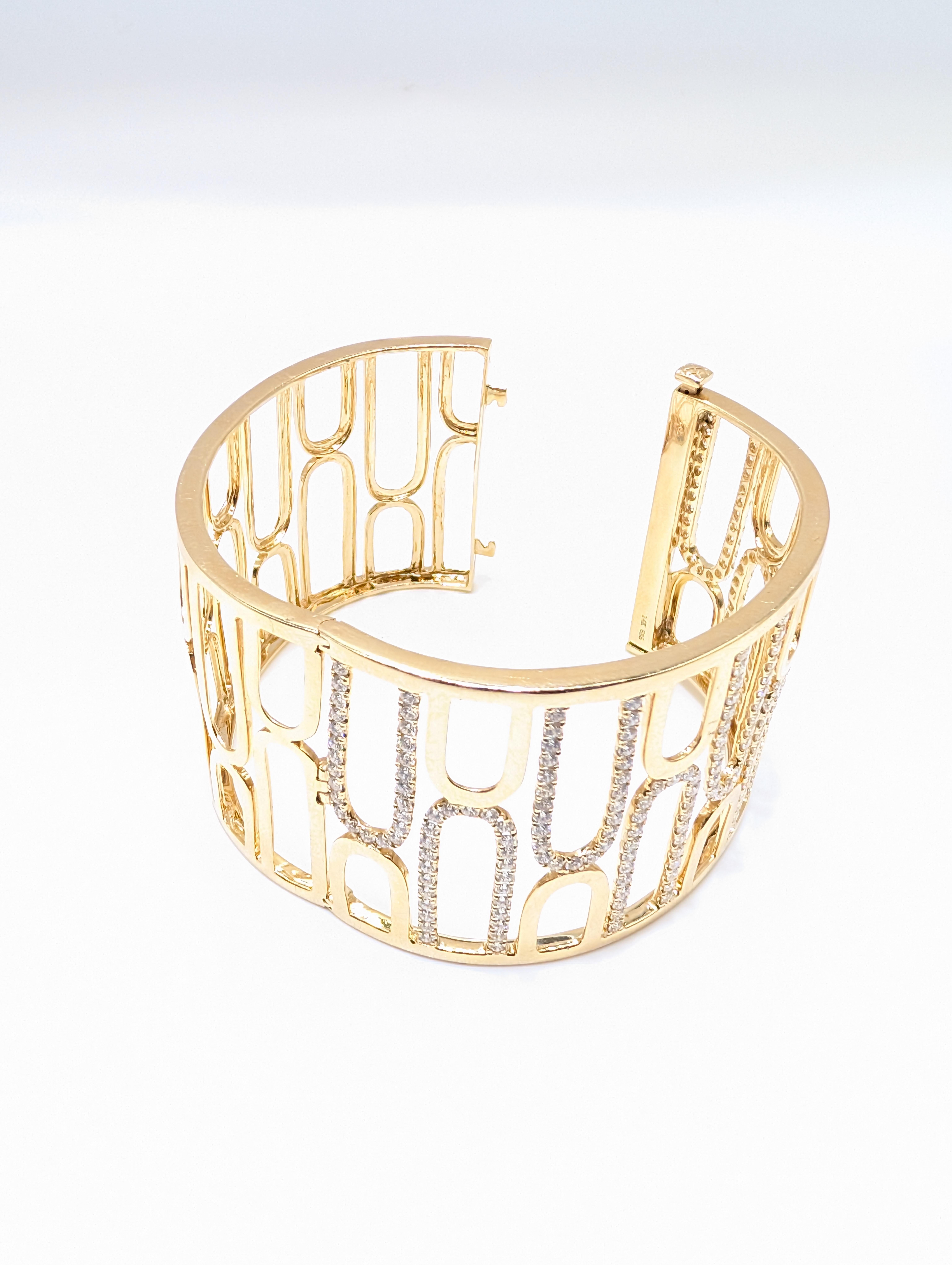 Bracelet jonc large en or jaune 14 carats avec 5,37 carats de diamants naturels de taille ronde en vente 1