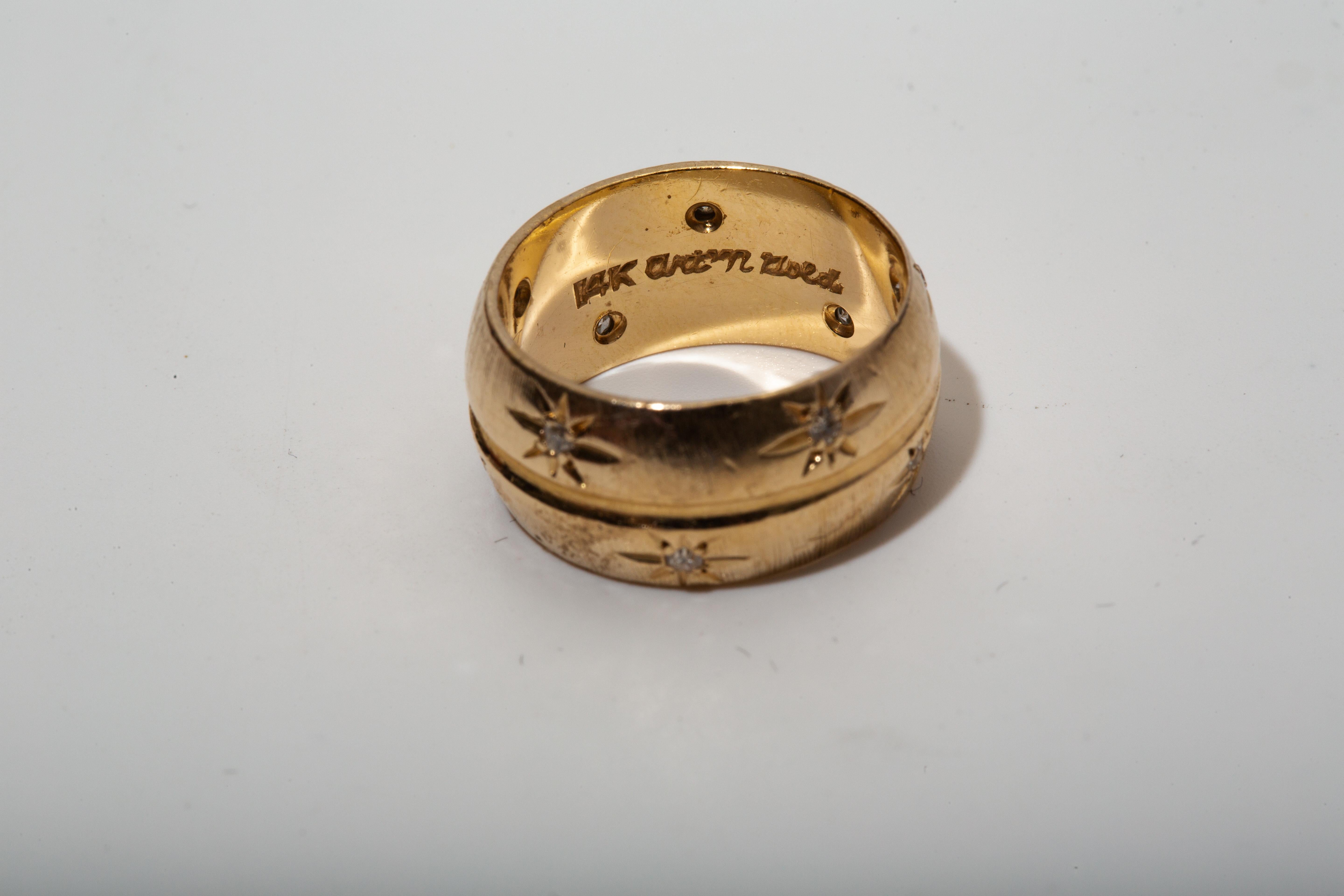 MATERIAL : Or jaune 14k
Pierre précieuse : Diamant 0.20 cttw
Poids : 9,1 grammes
Taille : 7

Large bandeau en or jaune 14k brossé avec diamants d'accentuation. Les diamants d'accentuation sont ornés d'un motif en étoile autour d'eux. Peut être