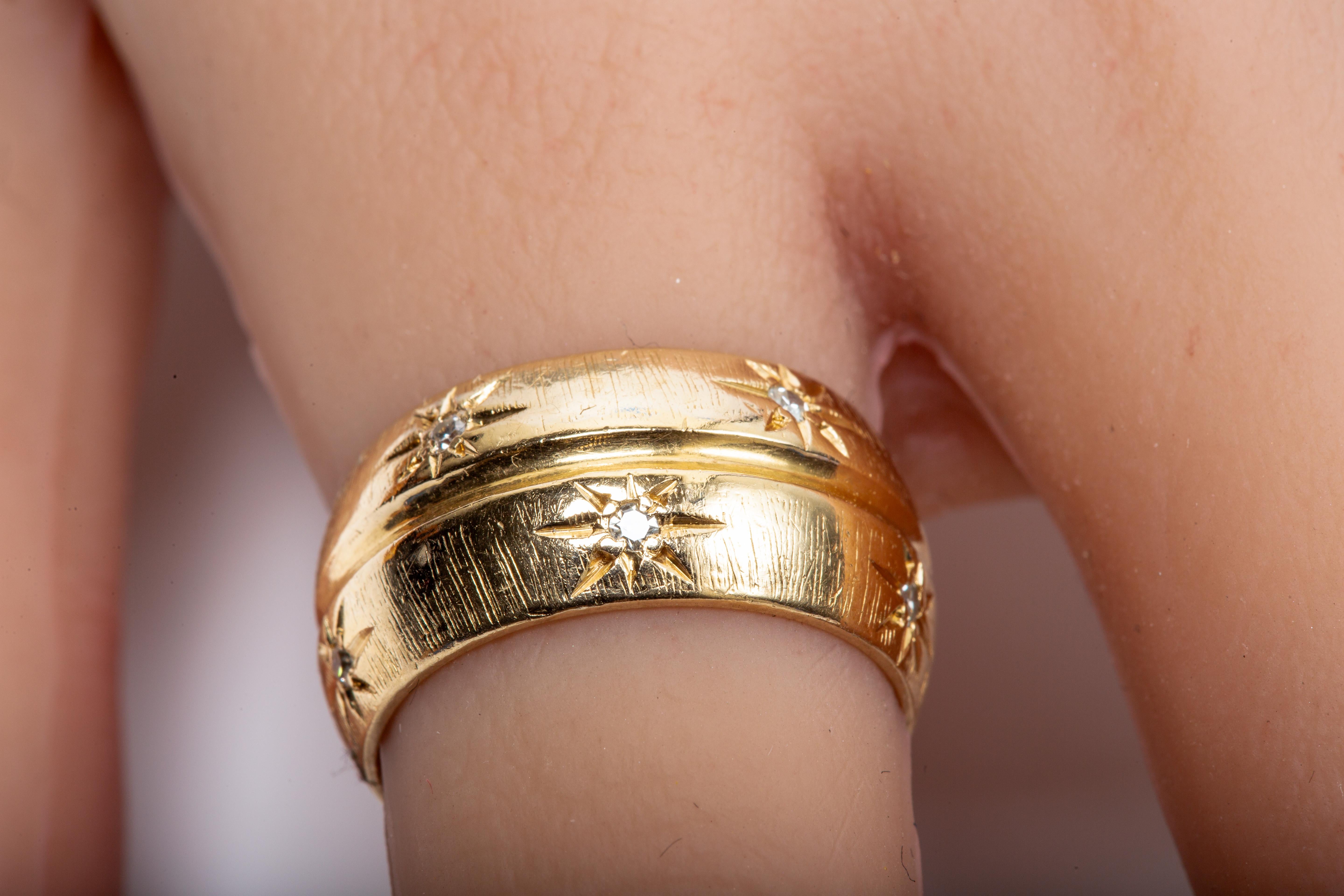 Taille brillant Large bague en or jaune 14k avec diamants en vente