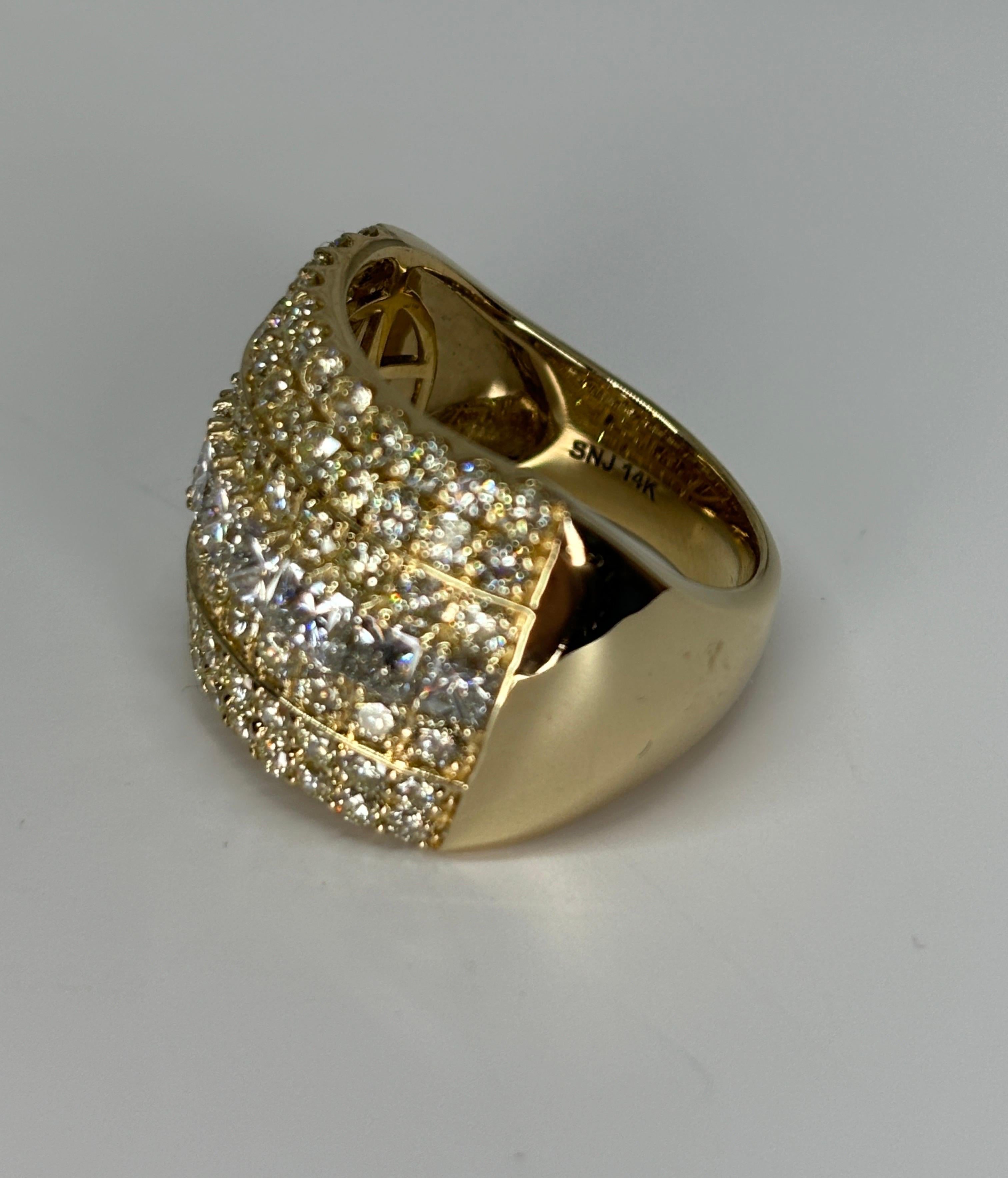 Wide 14k Yellow Gold Natural Princess & Brilliant Cut Diamond Ring, Band In Good Condition In Bernardsville, NJ