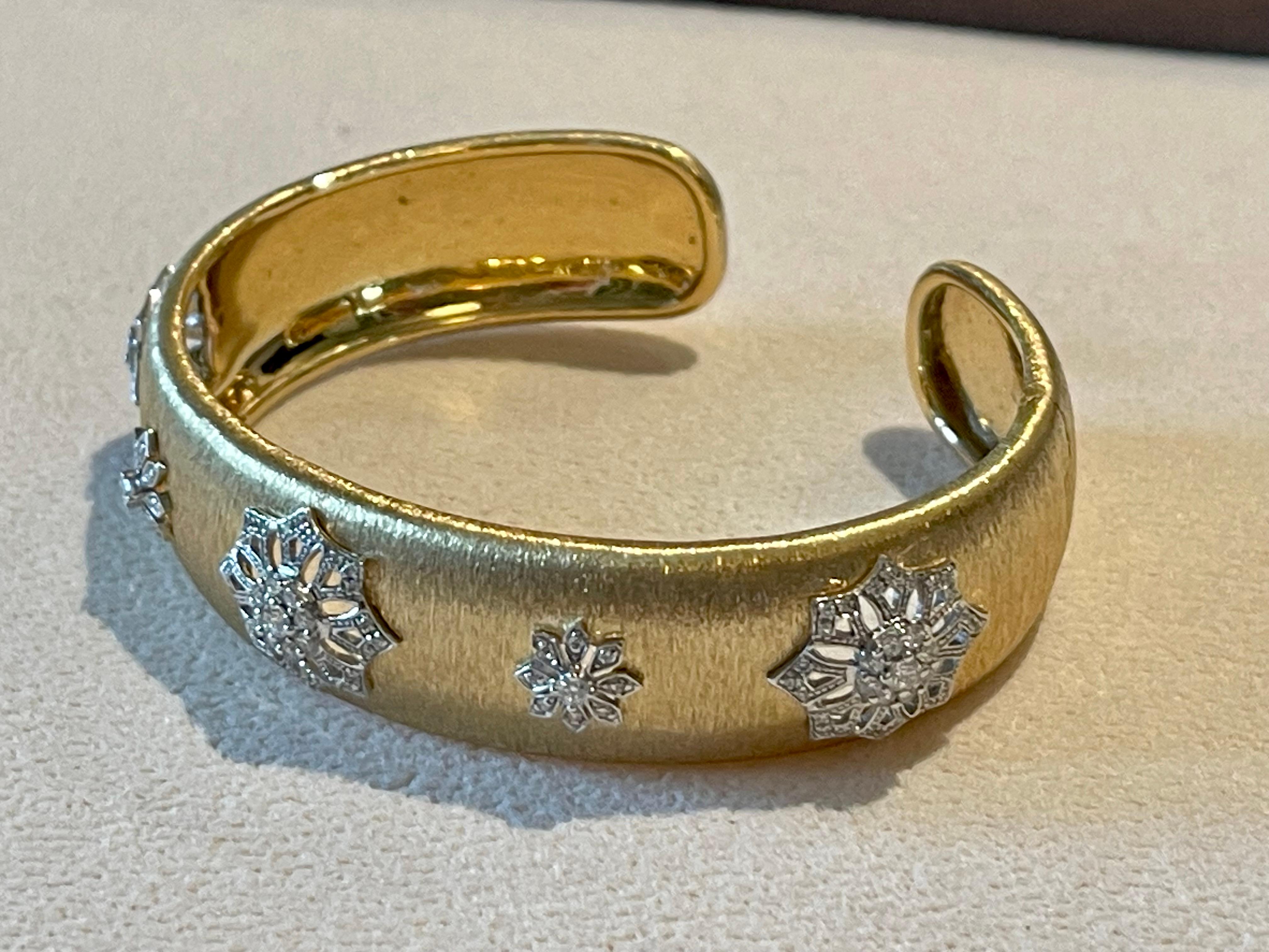 Breite Armspange aus 18 K gebürstetem Gelbweißgold Diamanten (Zeitgenössisch) im Angebot