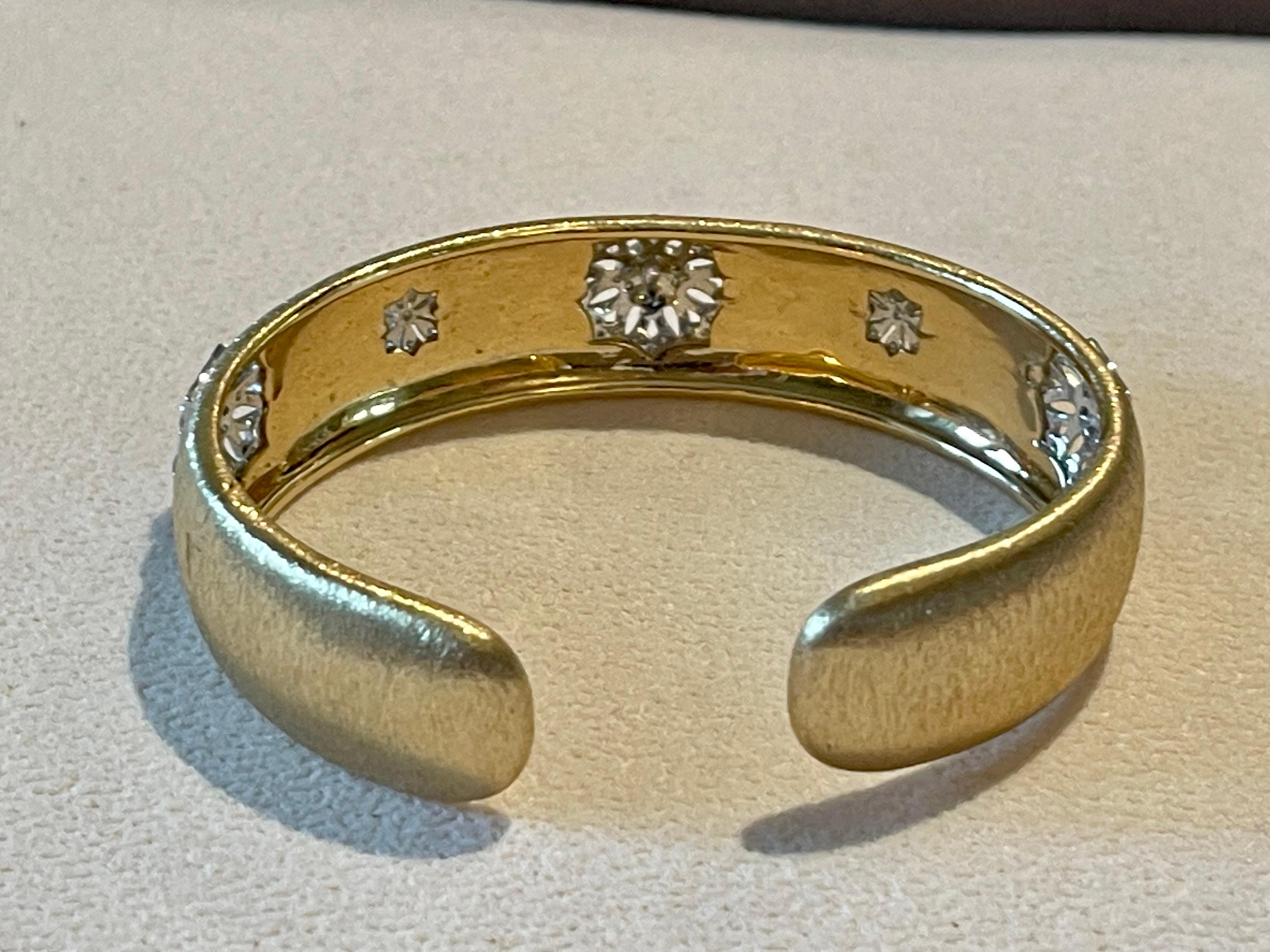 Breite Armspange aus 18 K gebürstetem Gelbweißgold Diamanten (Brillantschliff) im Angebot