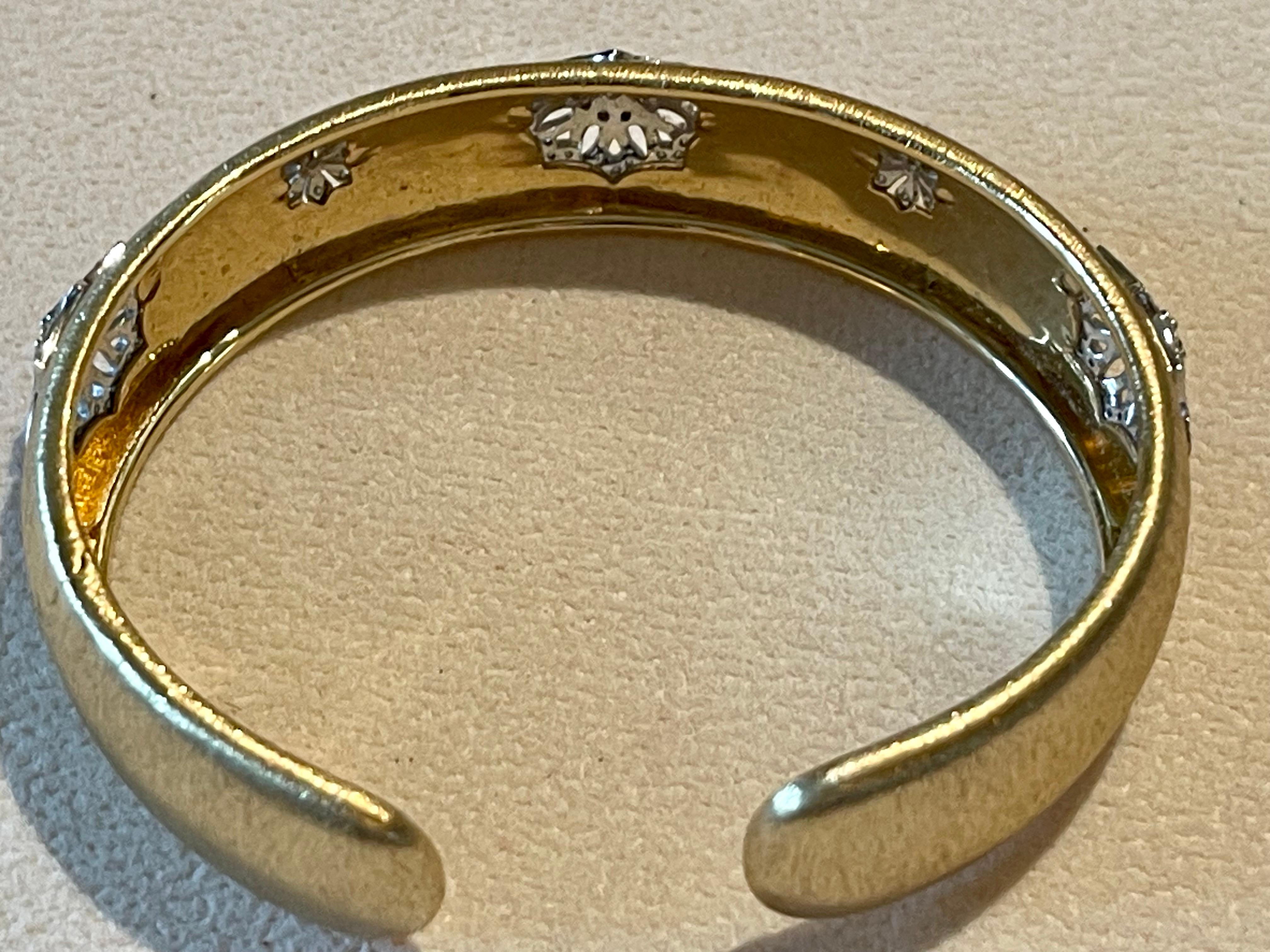 Breite Armspange aus 18 K gebürstetem Gelbweißgold Diamanten im Zustand „Neu“ im Angebot in Zurich, Zollstrasse
