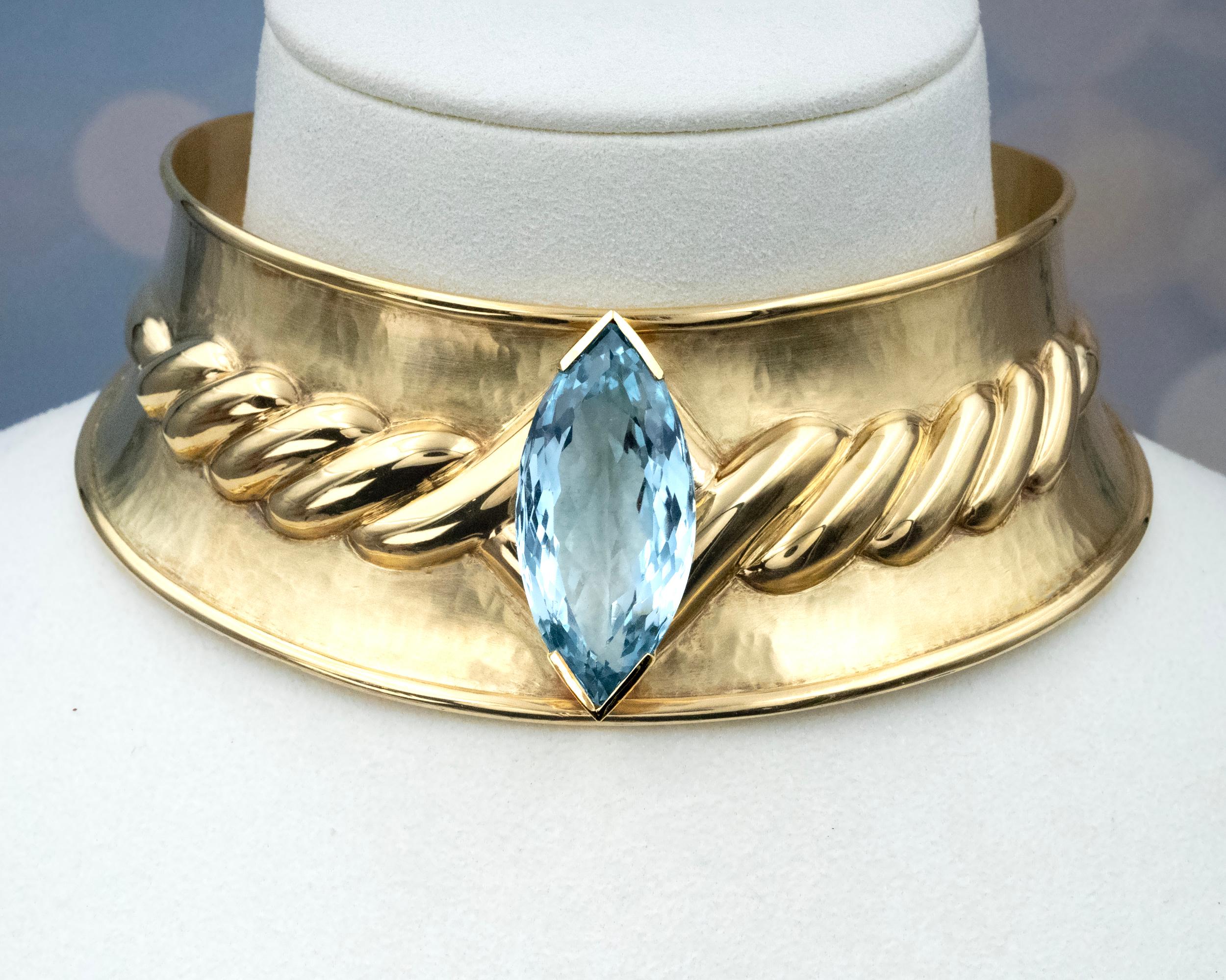Wide 18K Gold Cuff Choker with Blue Topaz Necklace In New Condition For Sale In Monte Carlo, MC