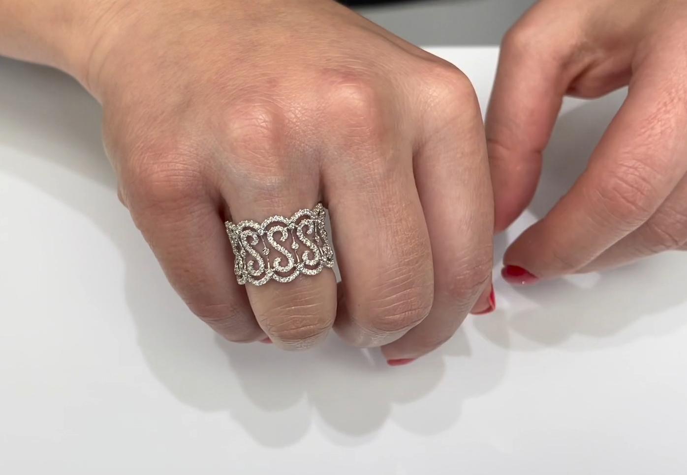 Bague large Vanna K en or blanc 18 carats avec diamants - Style 18GR460 Pour femmes en vente