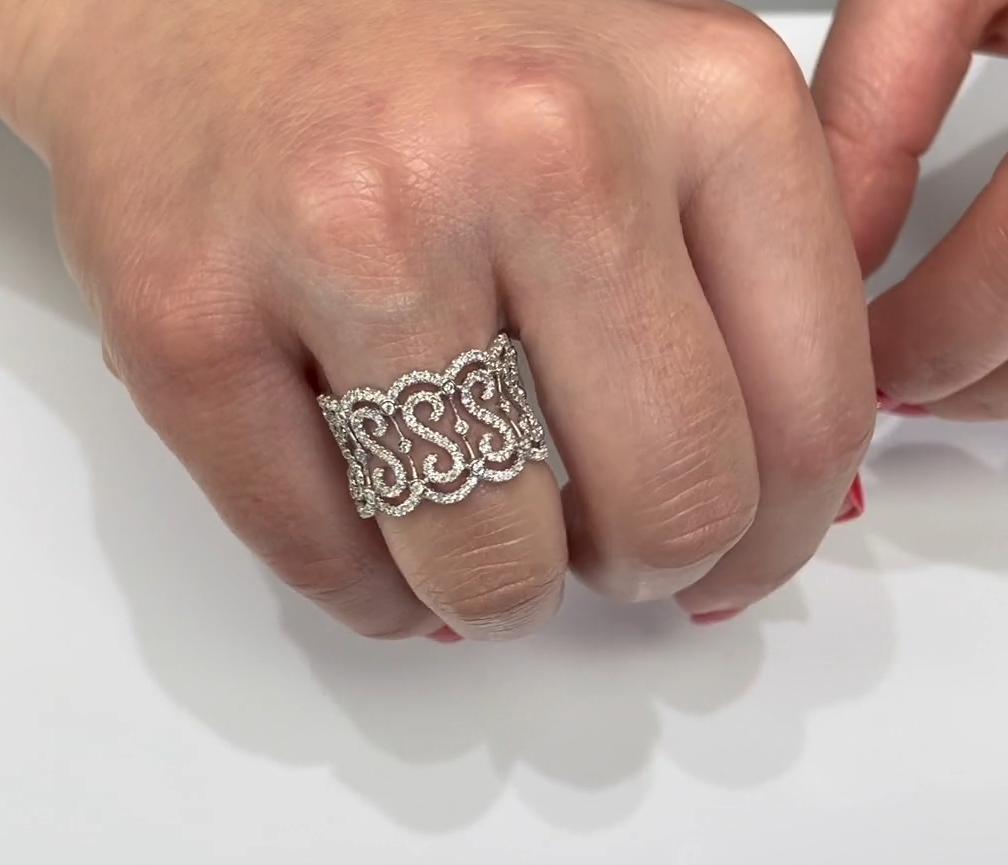 18 Karat Weißgold Vanna K breiter „S“-Diamantring im Stil von 18GR460 im Angebot 1