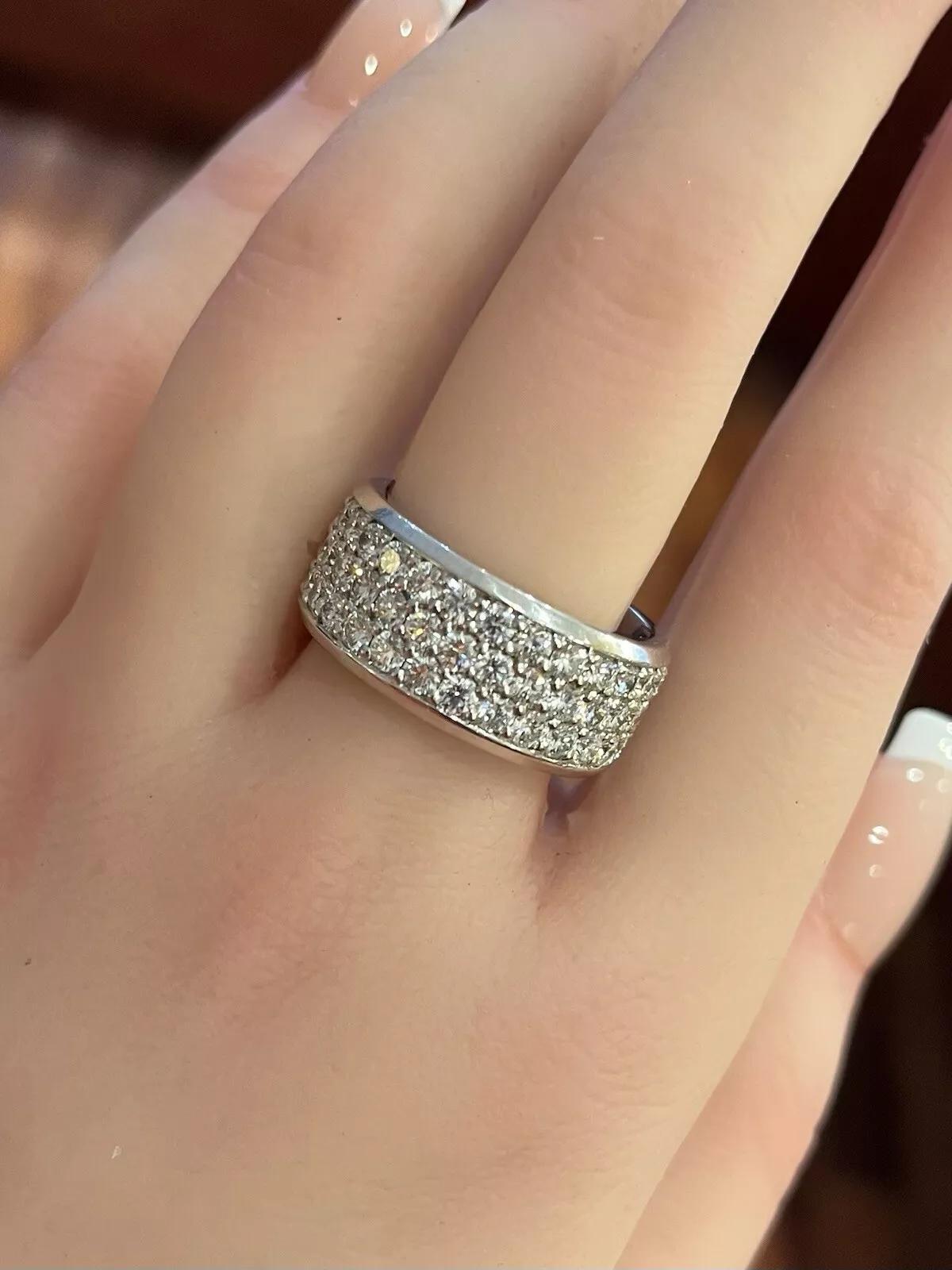 Fedina larga a 3 file di diamanti a eternità 5,15 cttw in oro bianco 18 carati 

La fascia a eternità con diamanti presenta tre file di diamanti tondi e brillanti per un peso totale di 5,15 carati, tutti incastonati in oro bianco 18 carati.

Il peso