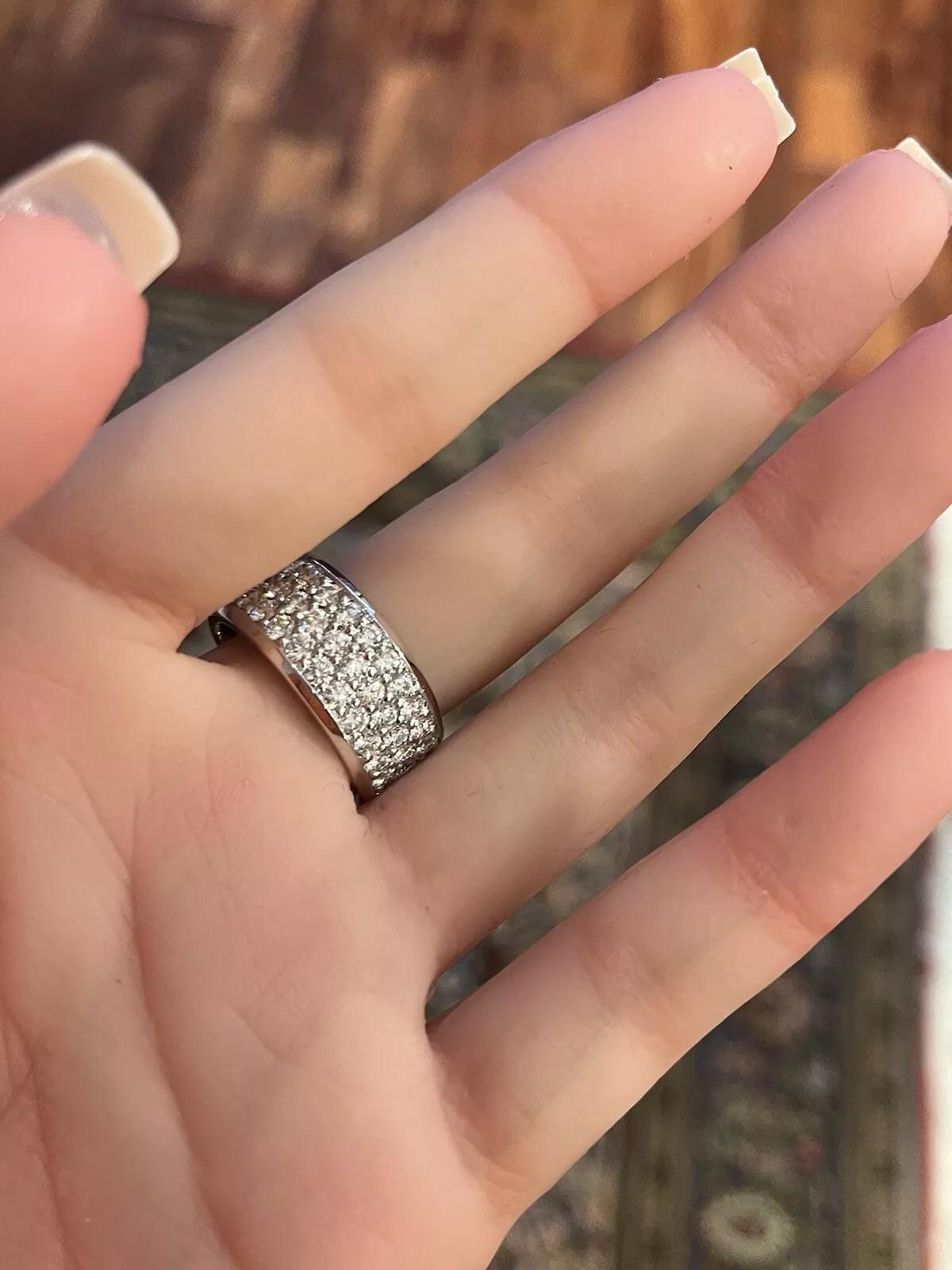 Fedina larga a 3 file di diamanti per l'eternità con peso totale di 5,15 carati in oro bianco 18 carati In condizioni ottime in vendita a La Jolla, CA