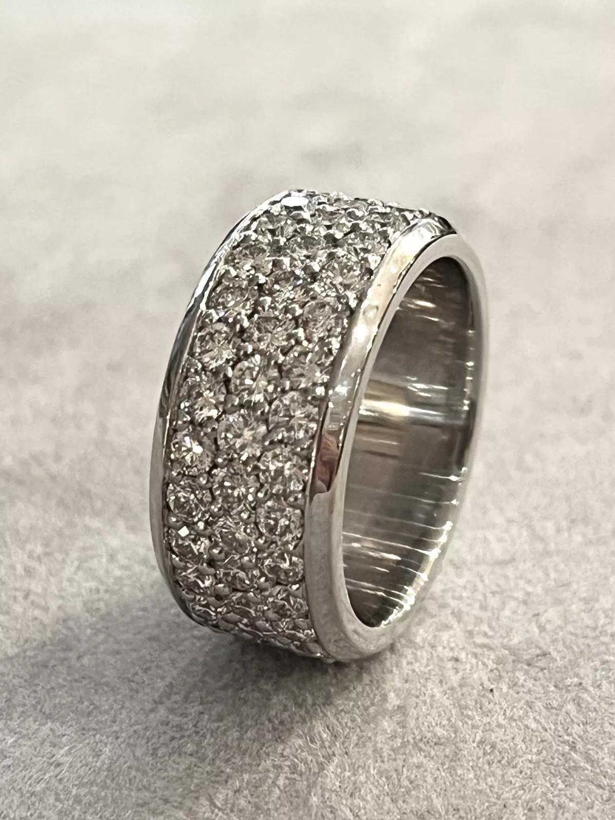 Fedina larga a 3 file di diamanti per l'eternità con peso totale di 5,15 carati in oro bianco 18 carati in vendita 1