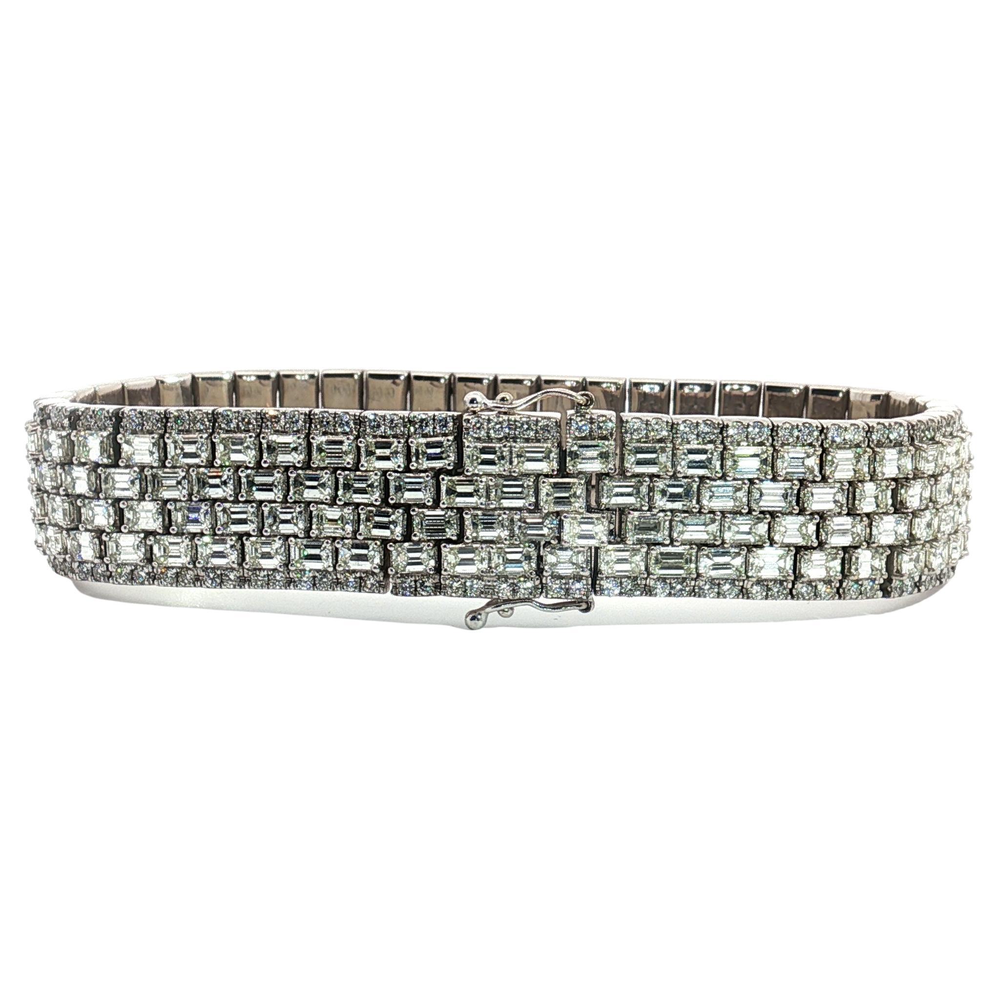 Bracciale largo con diamanti rotondi e taglio smeraldo da 30 carati in oro bianco 14K