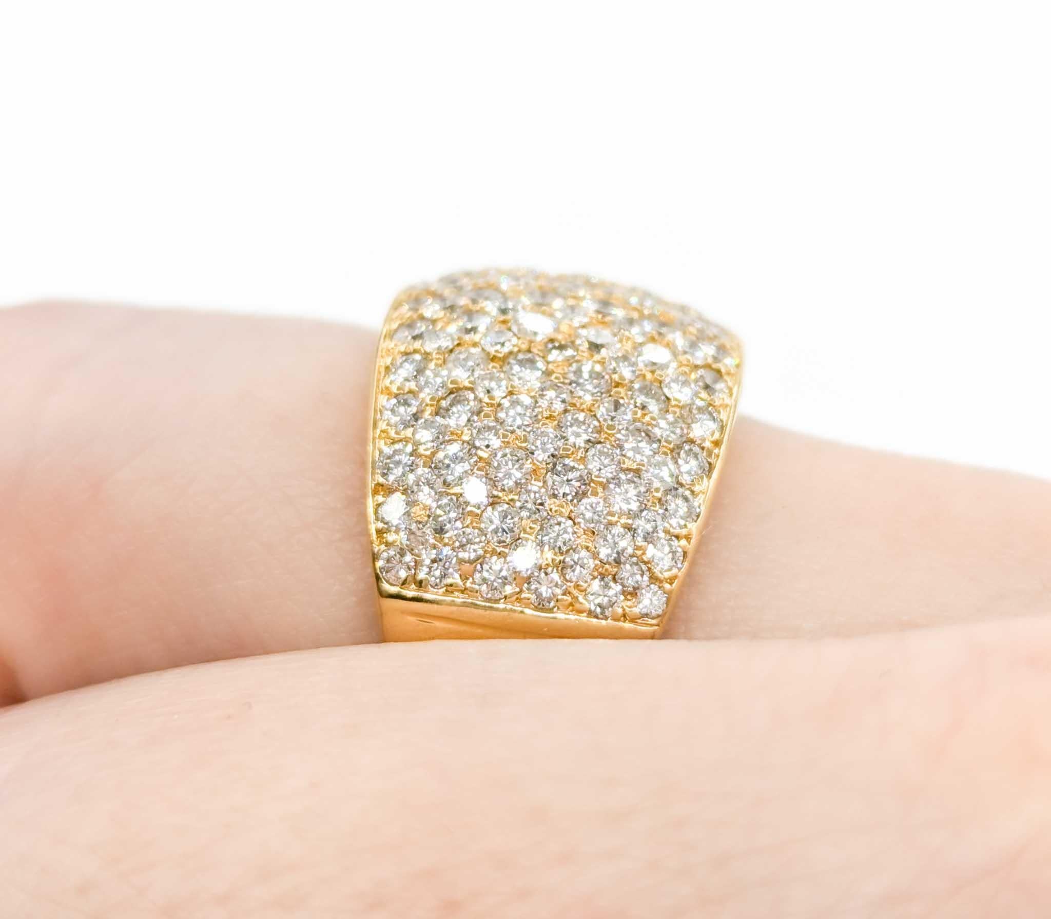 Breiter 3,00 Karat Diamant-Pavé-Ring aus 18 Karat Gelbgold mit Diamanten

Wir präsentieren diesen luxuriösen Diamantring aus 18 Karat Gelbgold. Der Ring ist mit 3,00 ct Diamanten in einer atemberaubenden Pflasterfassung besetzt. Diese funkelnden