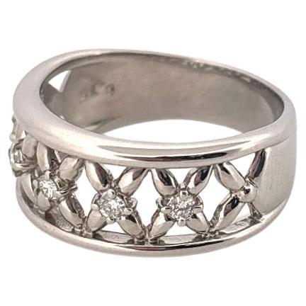 Cet élégant bracelet large en platine présente un motif raffiné en X, rehaussé de cinq diamants ronds étincelants d'une valeur totale de 0,15 carat. Chaque diamant est serti à l'intersection des X en platine poli, ajoutant une touche de brillance et