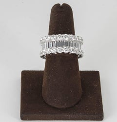 Anneau d'éternité large en or avec diamants ronds taille baguette de 8 carats