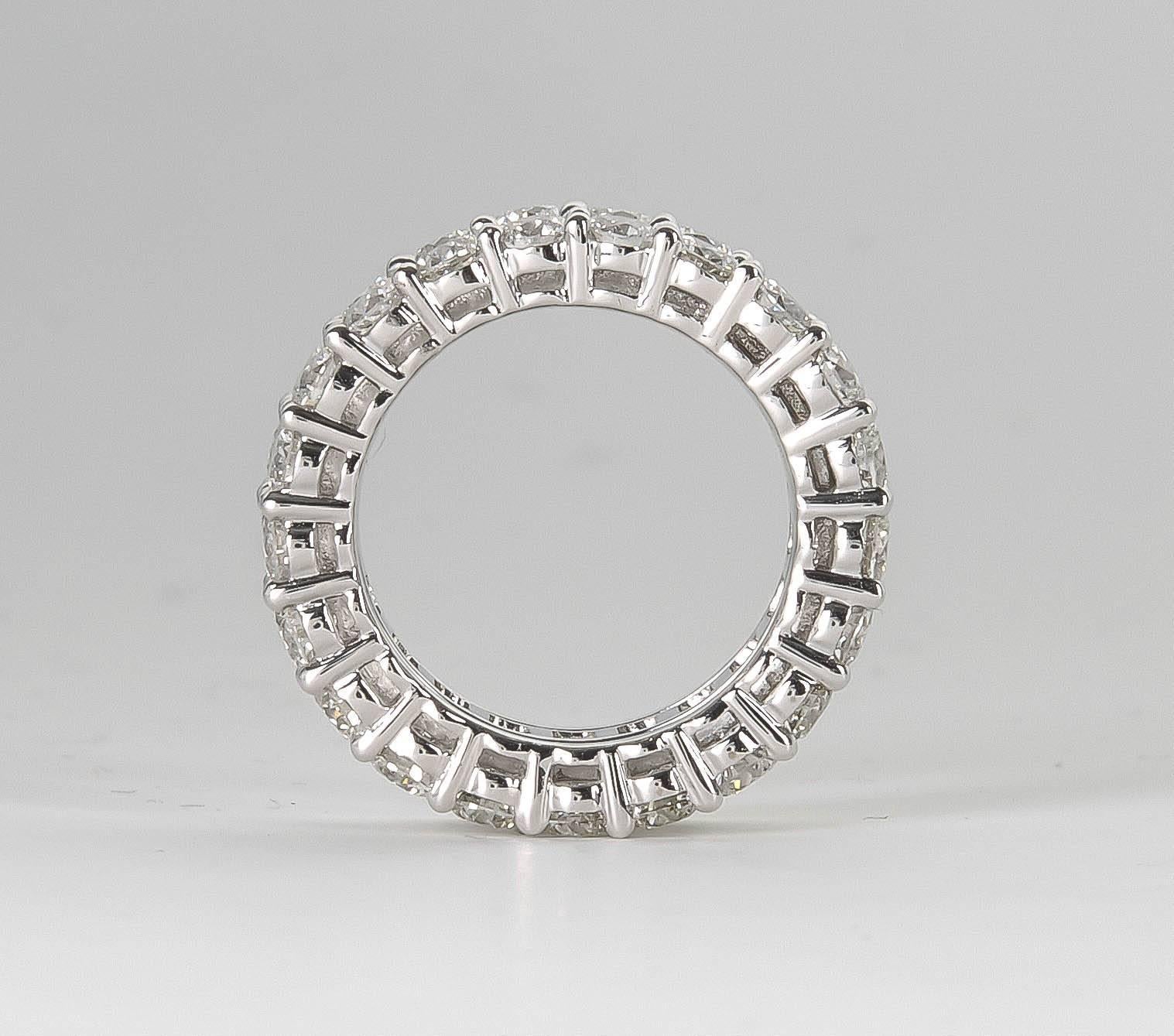 Taille ronde Anneau d'éternité large en or avec diamants ronds taille baguette de 8 carats en vente