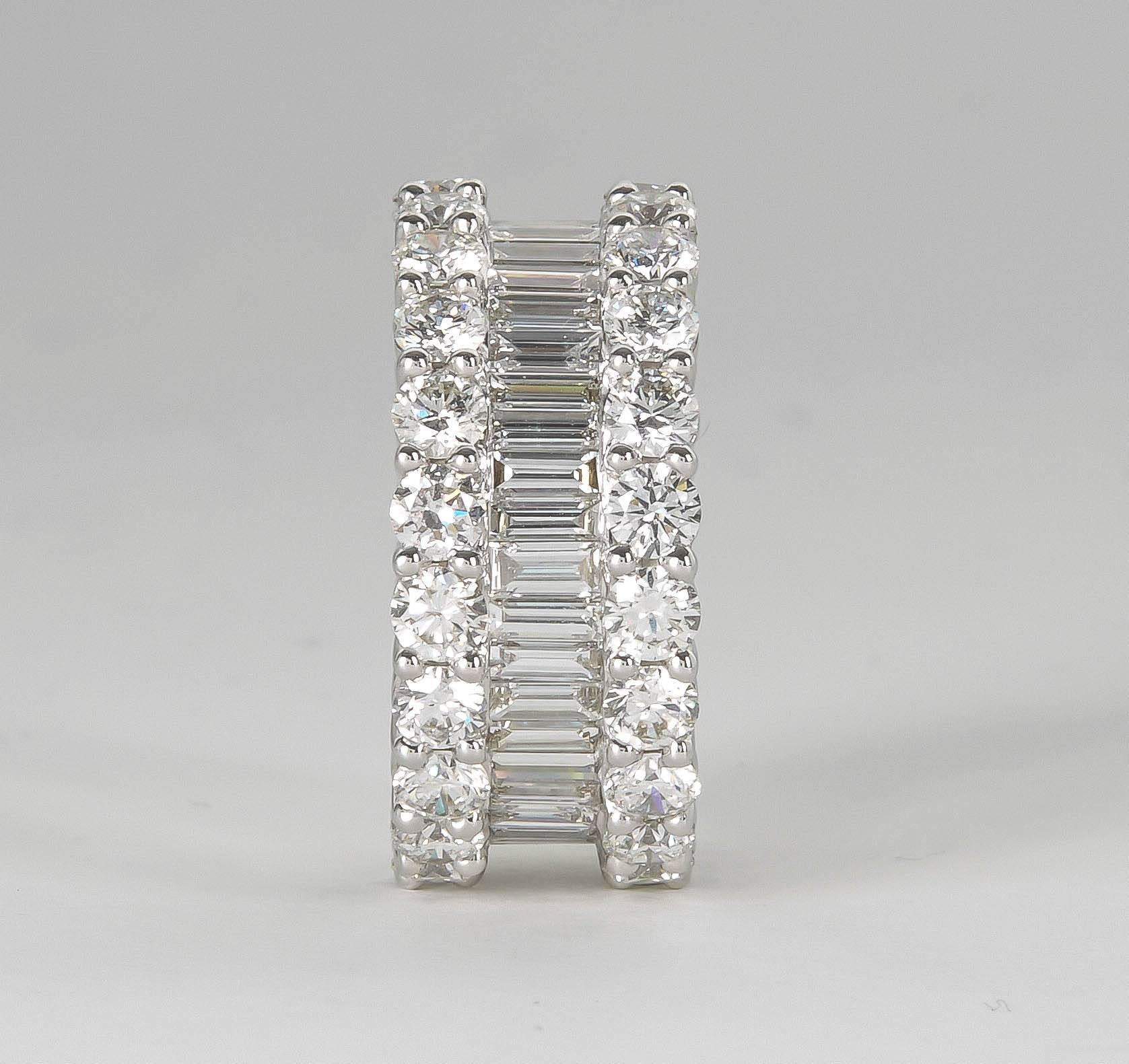 Anneau d'éternité large en or avec diamants ronds taille baguette de 8 carats Pour femmes en vente