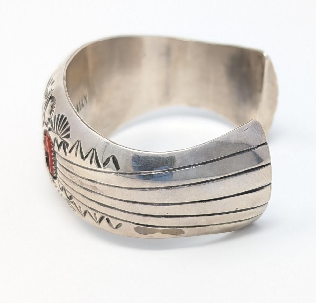 Breites 925 Sterlingsilber-Manschettenarmband Signiert P. Benally Koralle Schattenbox im Zustand „Gut“ im Angebot in Greer, SC