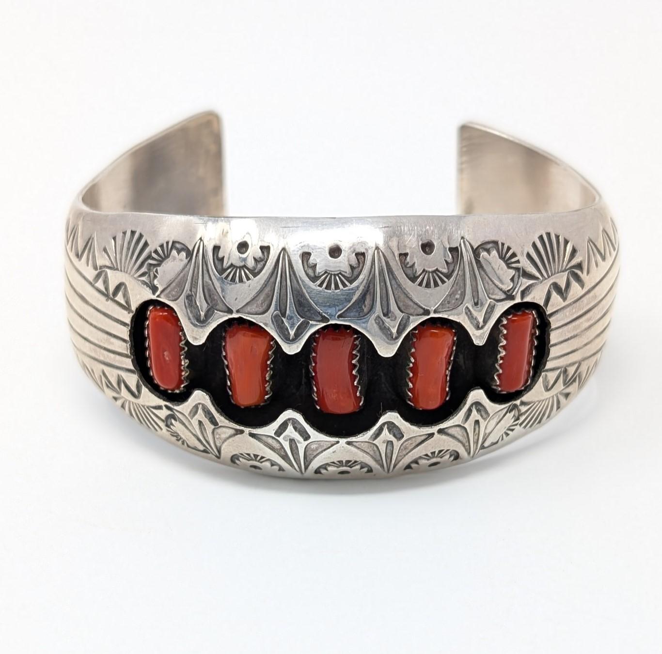 Breites 925 Sterlingsilber-Manschettenarmband Signiert P. Benally Koralle Schattenbox für Damen oder Herren im Angebot