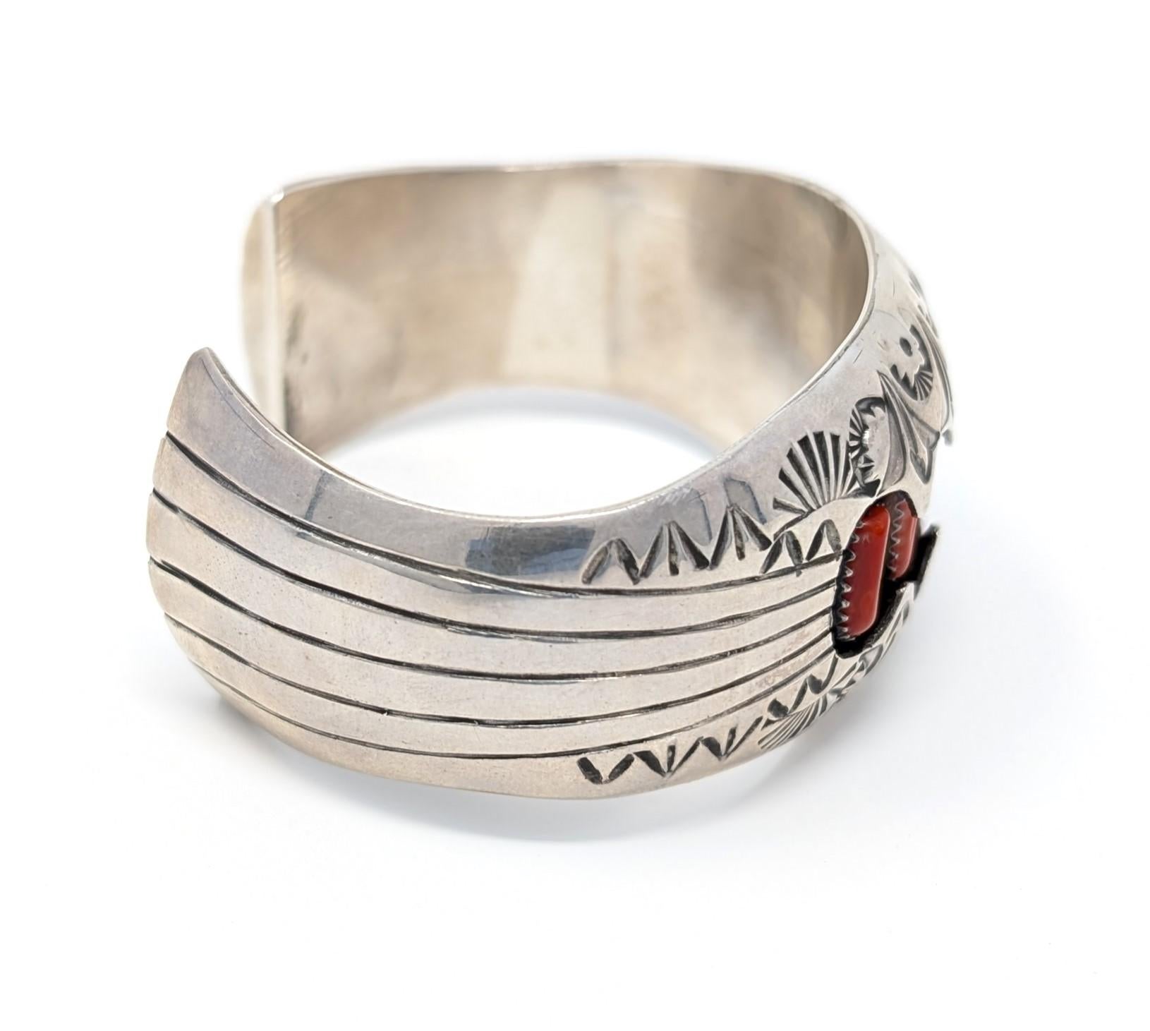 Breites 925 Sterlingsilber-Manschettenarmband Signiert P. Benally Koralle Schattenbox im Angebot 1