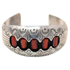 Breites 925 Sterlingsilber-Manschettenarmband Signiert P. Benally Koralle Schattenbox