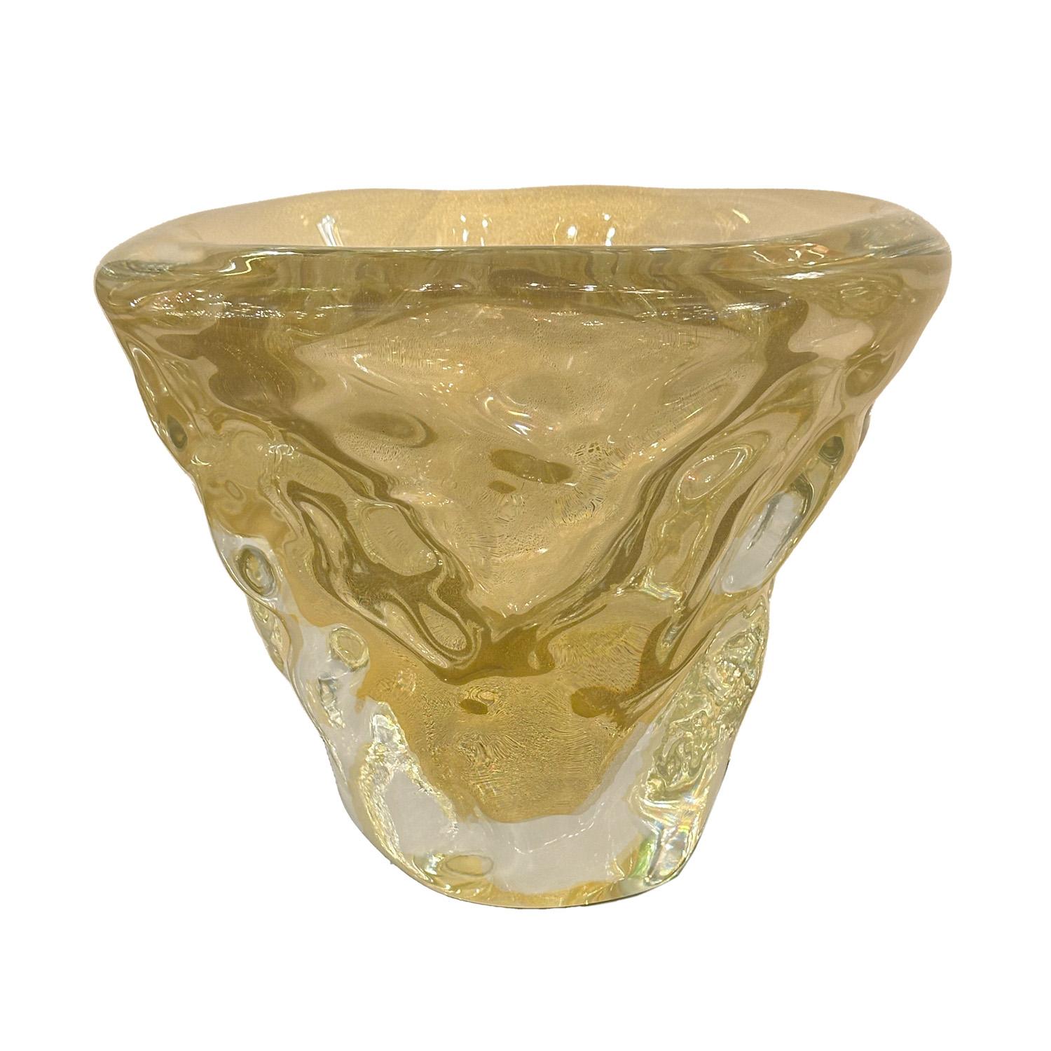 Incarnando la leggendaria maestria dei vetrai di Murano, questo squisito vaso in vetro di Murano lavorato a mano mostra l'esclusiva tecnica del Sommerso con l'aggiunta di avventurina. La scintillante tonalità dorata che si crea è ipnotizzante perché