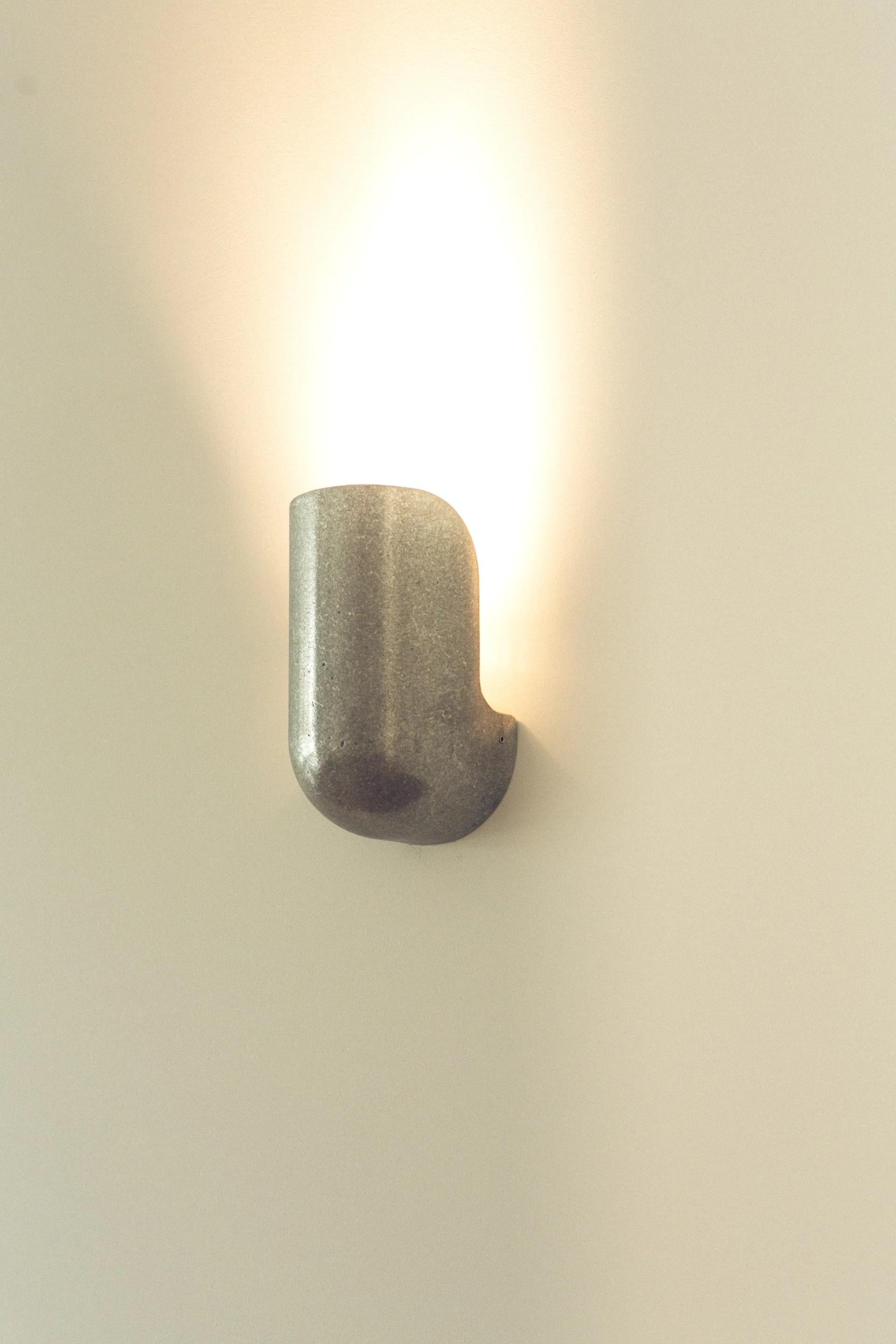 Aplique codo ancho de aluminio de Henry Wilson
Dimensiones: An 13 x Pr 9,5 x Al 20,5 cm
Materiales: Aluminio.

Disponible en ennegrecido, aluminio y latón.

El aplique codo está disponible en dos anchuras y tres acabados de material. Su forma se