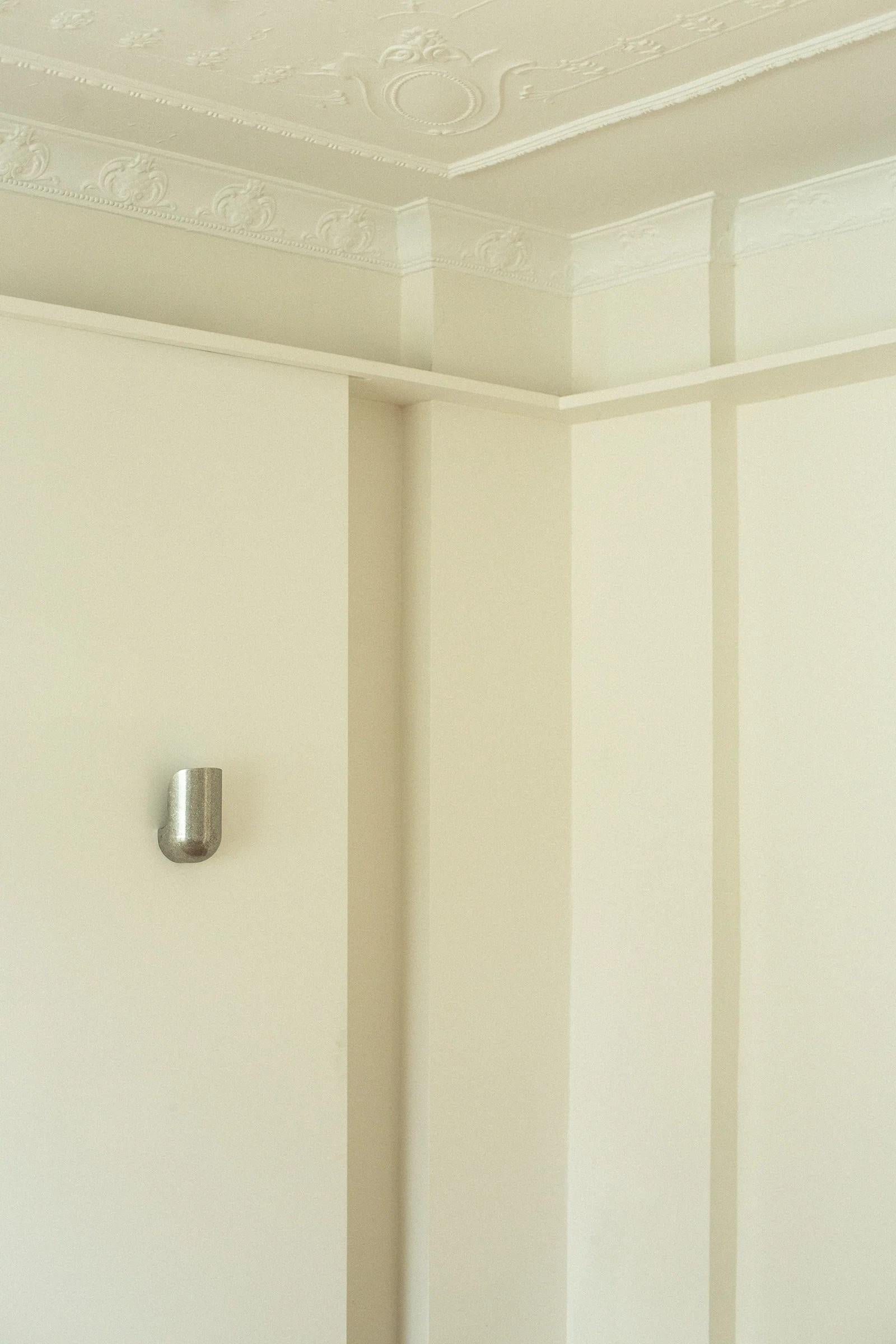 Aplique Contemporáneo Codo Ancho de Aluminio de Henry Wilson Australiano en venta