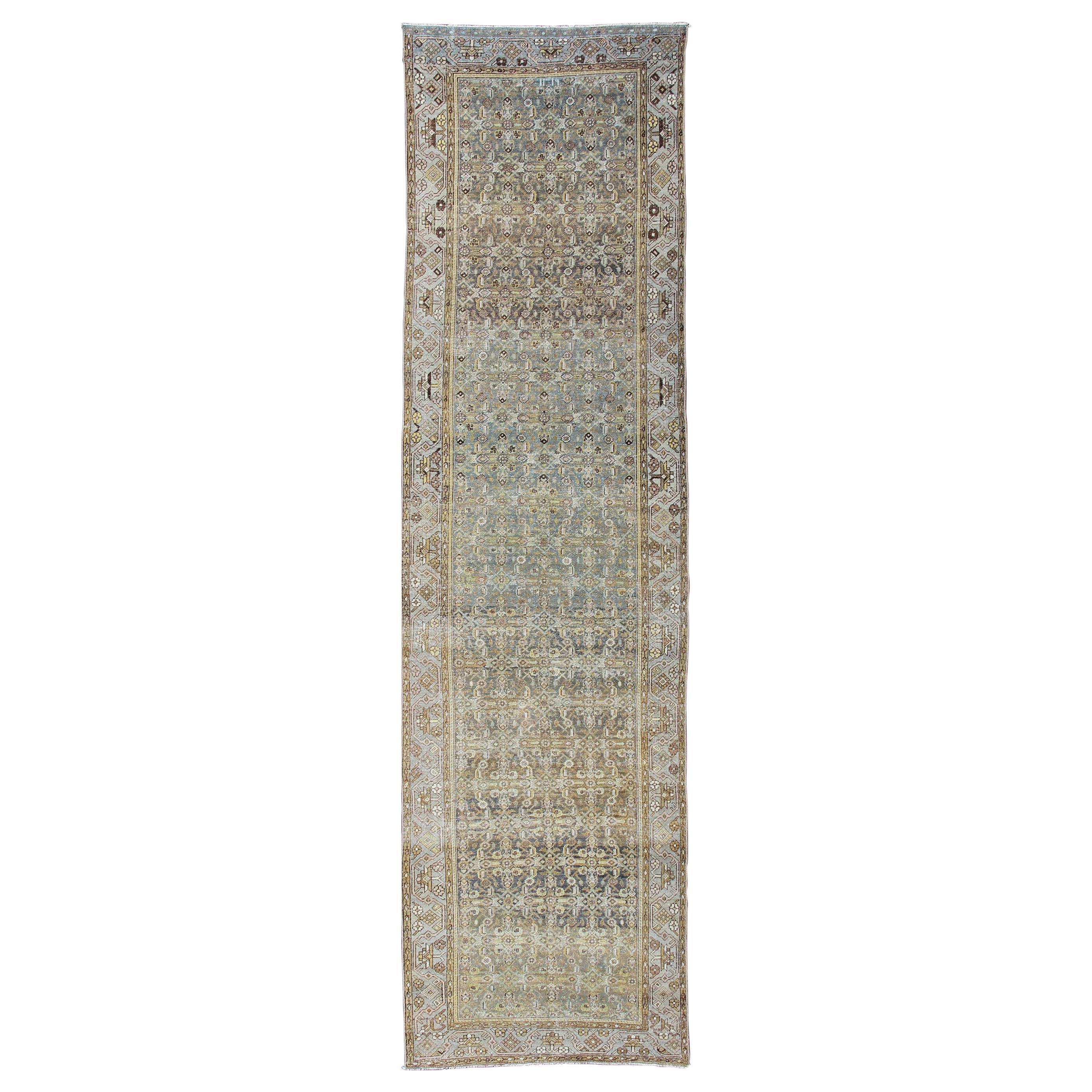 Breiter und langer antiker persischer Malayer-Läufer mit All-Over-Design in Dunkelgrau