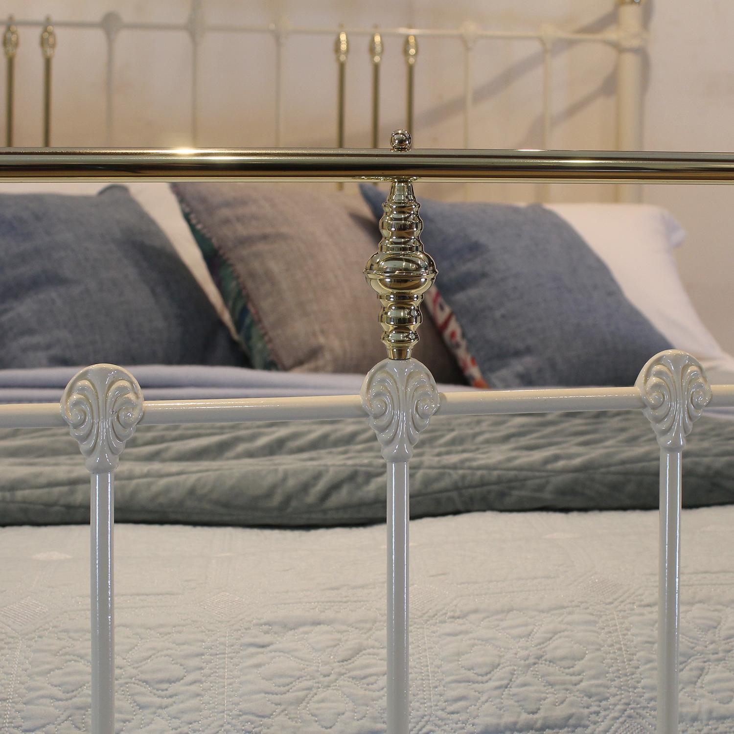 Late 19th Century Wide Antique Bed in Cream MSK77