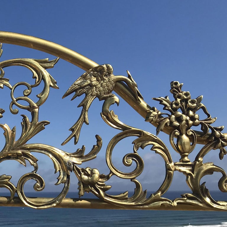 Wide Antique Brass Four Poster Bed with Song Birds M4P36 For Sale at