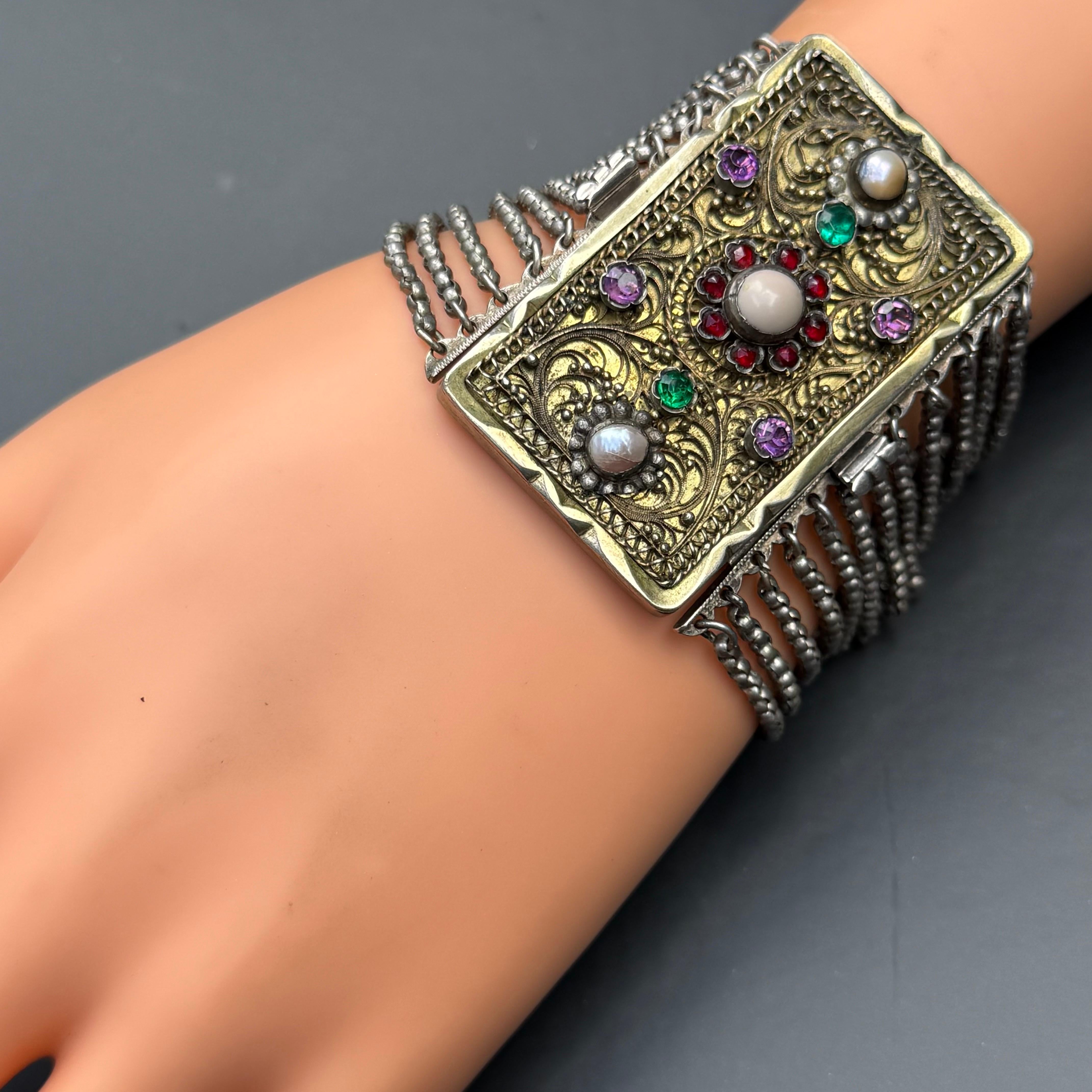 Brazalete ancho antiguo de oro dorado y plata con pasta de perlas de imitación en venta 8